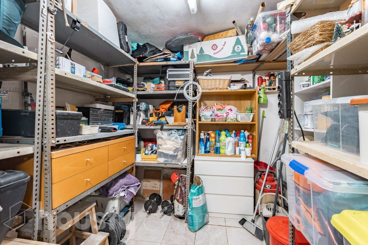 Housfy vende esta amplia casa en Segur de Calafell, ideal para quienes buscan comodidad, amplitud y espacios exteriores donde disfrutar del buen clima durante gran parte del año. La vivienda cuenta con una distribución funcional y acogedora, con un luminoso salón-comedor, cocina equipada, 3 dormitorios y 2 baños completos. Uno de sus principales atractivos son sus amplias y versátiles zonas exteriores. Dispone de jardín privado, piscina privada climatizada, terraza y balcón, espacios perfectos para relajarse, tomar el sol, disfrutar de comidas al aire libre o compartir momentos especiales con familiares y amigos. Gracias a la climatización de la piscina, podrás disfrutar de un baño durante más meses del año. La casa también cuenta con placas solares, aire acondicionado, calefacción y un práctico trastero que aporta un espacio adicional de almacenamiento. Una excelente oportunidad para quienes desean disfrutar de una vivienda espaciosa, con piscina privada climatizada y agradables zonas exteriores en Segur de Calafell. Zona y entorno: Situada en la zona del Jardí d’Europa, en Calafell, la vivienda se encuentra en un entorno residencial tranquilo y familiar. Una ubicación ideal para disfrutar de la calma y la privacidad, sin renunciar a la proximidad de los servicios, comercios y playas de la zona. Aviso legal El precio de venta no incluye gastos de la compraventa como notaría, registro, impuestos, ni tampoco honorarios agencia. Esta publicación no es vinculante. Consulta siempre la nota simple con Housfy antes de formalizar la compraventa. Sobre nosotros Housfy es la plataforma integral de servicios inmobiliarios. Nuestra combinación de expertos y tecnología pone al alcance de todo el mundo servicios cómodos, claros y seguros. AICAT número: 7922. Nos encargamos de la gestión y asesoramiento de la compra. ¡Olvídate de todo! Hacemos los trámites por ti. Y, si además necesitas financiación, ponemos a tu disposición un bróker hipotecario para ayudarte a conseguir las mejores condiciones para tu perfil económico. ¿Quieres visitarla? Contacta con Housfy y agenda tu visita sin compromiso. Más información en: housfy.com En cumplimiento de la Ley 8/2026 en Cataluña, el certificado de presencia o ausencia de amianto se encuentra en proceso de tramitación.-39