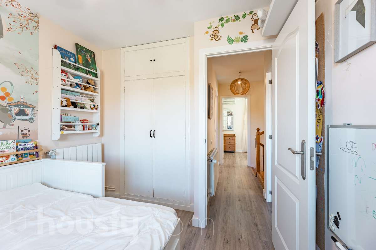 Housfy vende esta amplia casa en Segur de Calafell, ideal para quienes buscan comodidad, amplitud y espacios exteriores donde disfrutar del buen clima durante gran parte del año. La vivienda cuenta con una distribución funcional y acogedora, con un luminoso salón-comedor, cocina equipada, 3 dormitorios y 2 baños completos. Uno de sus principales atractivos son sus amplias y versátiles zonas exteriores. Dispone de jardín privado, piscina privada climatizada, terraza y balcón, espacios perfectos para relajarse, tomar el sol, disfrutar de comidas al aire libre o compartir momentos especiales con familiares y amigos. Gracias a la climatización de la piscina, podrás disfrutar de un baño durante más meses del año. La casa también cuenta con placas solares, aire acondicionado, calefacción y un práctico trastero que aporta un espacio adicional de almacenamiento. Una excelente oportunidad para quienes desean disfrutar de una vivienda espaciosa, con piscina privada climatizada y agradables zonas exteriores en Segur de Calafell. Zona y entorno: Situada en la zona del Jardí d’Europa, en Calafell, la vivienda se encuentra en un entorno residencial tranquilo y familiar. Una ubicación ideal para disfrutar de la calma y la privacidad, sin renunciar a la proximidad de los servicios, comercios y playas de la zona. Aviso legal El precio de venta no incluye gastos de la compraventa como notaría, registro, impuestos, ni tampoco honorarios agencia. Esta publicación no es vinculante. Consulta siempre la nota simple con Housfy antes de formalizar la compraventa. Sobre nosotros Housfy es la plataforma integral de servicios inmobiliarios. Nuestra combinación de expertos y tecnología pone al alcance de todo el mundo servicios cómodos, claros y seguros. AICAT número: 7922. Nos encargamos de la gestión y asesoramiento de la compra. ¡Olvídate de todo! Hacemos los trámites por ti. Y, si además necesitas financiación, ponemos a tu disposición un bróker hipotecario para ayudarte a conseguir las mejores condiciones para tu perfil económico. ¿Quieres visitarla? Contacta con Housfy y agenda tu visita sin compromiso. Más información en: housfy.com En cumplimiento de la Ley 8/2026 en Cataluña, el certificado de presencia o ausencia de amianto se encuentra en proceso de tramitación.-8