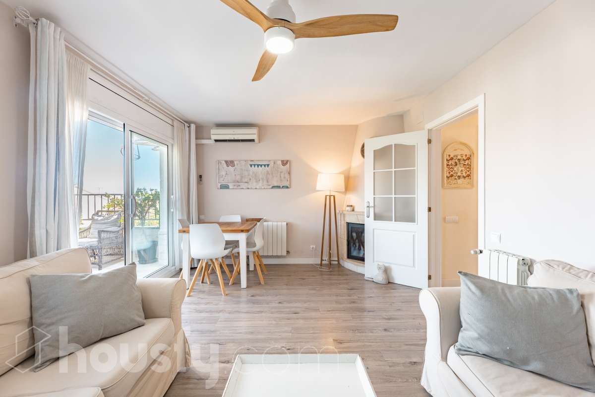 Housfy vende esta amplia casa en Segur de Calafell, ideal para quienes buscan comodidad, amplitud y espacios exteriores donde disfrutar del buen clima durante gran parte del año. La vivienda cuenta con una distribución funcional y acogedora, con un luminoso salón-comedor, cocina equipada, 3 dormitorios y 2 baños completos. Uno de sus principales atractivos son sus amplias y versátiles zonas exteriores. Dispone de jardín privado, piscina privada climatizada, terraza y balcón, espacios perfectos para relajarse, tomar el sol, disfrutar de comidas al aire libre o compartir momentos especiales con familiares y amigos. Gracias a la climatización de la piscina, podrás disfrutar de un baño durante más meses del año. La casa también cuenta con placas solares, aire acondicionado, calefacción y un práctico trastero que aporta un espacio adicional de almacenamiento. Una excelente oportunidad para quienes desean disfrutar de una vivienda espaciosa, con piscina privada climatizada y agradables zonas exteriores en Segur de Calafell. Zona y entorno: Situada en la zona del Jardí d’Europa, en Calafell, la vivienda se encuentra en un entorno residencial tranquilo y familiar. Una ubicación ideal para disfrutar de la calma y la privacidad, sin renunciar a la proximidad de los servicios, comercios y playas de la zona. Aviso legal El precio de venta no incluye gastos de la compraventa como notaría, registro, impuestos, ni tampoco honorarios agencia. Esta publicación no es vinculante. Consulta siempre la nota simple con Housfy antes de formalizar la compraventa. Sobre nosotros Housfy es la plataforma integral de servicios inmobiliarios. Nuestra combinación de expertos y tecnología pone al alcance de todo el mundo servicios cómodos, claros y seguros. AICAT número: 7922. Nos encargamos de la gestión y asesoramiento de la compra. ¡Olvídate de todo! Hacemos los trámites por ti. Y, si además necesitas financiación, ponemos a tu disposición un bróker hipotecario para ayudarte a conseguir las mejores condiciones para tu perfil económico. ¿Quieres visitarla? Contacta con Housfy y agenda tu visita sin compromiso. Más información en: housfy.com En cumplimiento de la Ley 8/2026 en Cataluña, el certificado de presencia o ausencia de amianto se encuentra en proceso de tramitación.-4