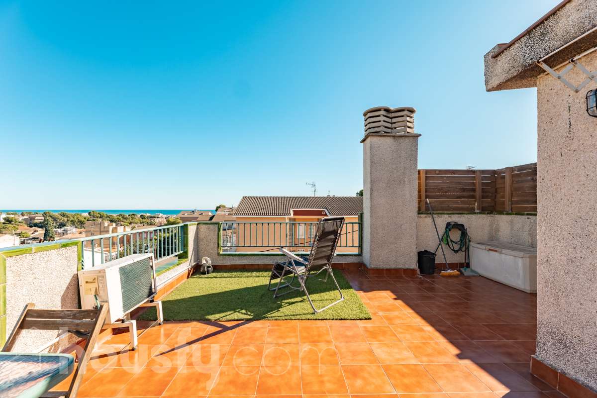 Housfy vende esta amplia casa en Segur de Calafell, ideal para quienes buscan comodidad, amplitud y espacios exteriores donde disfrutar del buen clima durante gran parte del año. La vivienda cuenta con una distribución funcional y acogedora, con un luminoso salón-comedor, cocina equipada, 3 dormitorios y 2 baños completos. Uno de sus principales atractivos son sus amplias y versátiles zonas exteriores. Dispone de jardín privado, piscina privada climatizada, terraza y balcón, espacios perfectos para relajarse, tomar el sol, disfrutar de comidas al aire libre o compartir momentos especiales con familiares y amigos. Gracias a la climatización de la piscina, podrás disfrutar de un baño durante más meses del año. La casa también cuenta con placas solares, aire acondicionado, calefacción y un práctico trastero que aporta un espacio adicional de almacenamiento. Una excelente oportunidad para quienes desean disfrutar de una vivienda espaciosa, con piscina privada climatizada y agradables zonas exteriores en Segur de Calafell. Zona y entorno: Situada en la zona del Jardí d’Europa, en Calafell, la vivienda se encuentra en un entorno residencial tranquilo y familiar. Una ubicación ideal para disfrutar de la calma y la privacidad, sin renunciar a la proximidad de los servicios, comercios y playas de la zona. Aviso legal El precio de venta no incluye gastos de la compraventa como notaría, registro, impuestos, ni tampoco honorarios agencia. Esta publicación no es vinculante. Consulta siempre la nota simple con Housfy antes de formalizar la compraventa. Sobre nosotros Housfy es la plataforma integral de servicios inmobiliarios. Nuestra combinación de expertos y tecnología pone al alcance de todo el mundo servicios cómodos, claros y seguros. AICAT número: 7922. Nos encargamos de la gestión y asesoramiento de la compra. ¡Olvídate de todo! Hacemos los trámites por ti. Y, si además necesitas financiación, ponemos a tu disposición un bróker hipotecario para ayudarte a conseguir las mejores condiciones para tu perfil económico. ¿Quieres visitarla? Contacta con Housfy y agenda tu visita sin compromiso. Más información en: housfy.com En cumplimiento de la Ley 8/2026 en Cataluña, el certificado de presencia o ausencia de amianto se encuentra en proceso de tramitación.-26