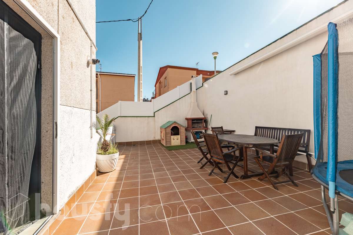 Housfy vende esta amplia casa en Segur de Calafell, ideal para quienes buscan comodidad, amplitud y espacios exteriores donde disfrutar del buen clima durante gran parte del año. La vivienda cuenta con una distribución funcional y acogedora, con un luminoso salón-comedor, cocina equipada, 3 dormitorios y 2 baños completos. Uno de sus principales atractivos son sus amplias y versátiles zonas exteriores. Dispone de jardín privado, piscina privada climatizada, terraza y balcón, espacios perfectos para relajarse, tomar el sol, disfrutar de comidas al aire libre o compartir momentos especiales con familiares y amigos. Gracias a la climatización de la piscina, podrás disfrutar de un baño durante más meses del año. La casa también cuenta con placas solares, aire acondicionado, calefacción y un práctico trastero que aporta un espacio adicional de almacenamiento. Una excelente oportunidad para quienes desean disfrutar de una vivienda espaciosa, con piscina privada climatizada y agradables zonas exteriores en Segur de Calafell. Zona y entorno: Situada en la zona del Jardí d’Europa, en Calafell, la vivienda se encuentra en un entorno residencial tranquilo y familiar. Una ubicación ideal para disfrutar de la calma y la privacidad, sin renunciar a la proximidad de los servicios, comercios y playas de la zona. Aviso legal El precio de venta no incluye gastos de la compraventa como notaría, registro, impuestos, ni tampoco honorarios agencia. Esta publicación no es vinculante. Consulta siempre la nota simple con Housfy antes de formalizar la compraventa. Sobre nosotros Housfy es la plataforma integral de servicios inmobiliarios. Nuestra combinación de expertos y tecnología pone al alcance de todo el mundo servicios cómodos, claros y seguros. AICAT número: 7922. Nos encargamos de la gestión y asesoramiento de la compra. ¡Olvídate de todo! Hacemos los trámites por ti. Y, si además necesitas financiación, ponemos a tu disposición un bróker hipotecario para ayudarte a conseguir las mejores condiciones para tu perfil económico. ¿Quieres visitarla? Contacta con Housfy y agenda tu visita sin compromiso. Más información en: housfy.com En cumplimiento de la Ley 8/2026 en Cataluña, el certificado de presencia o ausencia de amianto se encuentra en proceso de tramitación.-30