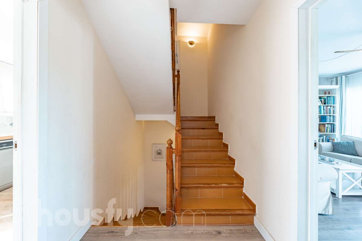 Housfy vende esta amplia casa en Segur de Calafell, ideal para quienes buscan comodidad, amplitud y espacios exteriores donde disfrutar del buen clima durante gran parte del año. La vivienda cuenta con una distribución funcional y acogedora, con un luminoso salón-comedor, cocina equipada, 3 dormitorios y 2 baños completos. Uno de sus principales atractivos son sus amplias y versátiles zonas exteriores. Dispone de jardín privado, piscina privada climatizada, terraza y balcón, espacios perfectos para relajarse, tomar el sol, disfrutar de comidas al aire libre o compartir momentos especiales con familiares y amigos. Gracias a la climatización de la piscina, podrás disfrutar de un baño durante más meses del año. La casa también cuenta con placas solares, aire acondicionado, calefacción y un práctico trastero que aporta un espacio adicional de almacenamiento. Una excelente oportunidad para quienes desean disfrutar de una vivienda espaciosa, con piscina privada climatizada y agradables zonas exteriores en Segur de Calafell. Zona y entorno: Situada en la zona del Jardí d’Europa, en Calafell, la vivienda se encuentra en un entorno residencial tranquilo y familiar. Una ubicación ideal para disfrutar de la calma y la privacidad, sin renunciar a la proximidad de los servicios, comercios y playas de la zona. Aviso legal El precio de venta no incluye gastos de la compraventa como notaría, registro, impuestos, ni tampoco honorarios agencia. Esta publicación no es vinculante. Consulta siempre la nota simple con Housfy antes de formalizar la compraventa. Sobre nosotros Housfy es la plataforma integral de servicios inmobiliarios. Nuestra combinación de expertos y tecnología pone al alcance de todo el mundo servicios cómodos, claros y seguros. AICAT número: 7922. Nos encargamos de la gestión y asesoramiento de la compra. ¡Olvídate de todo! Hacemos los trámites por ti. Y, si además necesitas financiación, ponemos a tu disposición un bróker hipotecario para ayudarte a conseguir las mejores condiciones para tu perfil económico. ¿Quieres visitarla? Contacta con Housfy y agenda tu visita sin compromiso. Más información en: housfy.com En cumplimiento de la Ley 8/2026 en Cataluña, el certificado de presencia o ausencia de amianto se encuentra en proceso de tramitación.-41