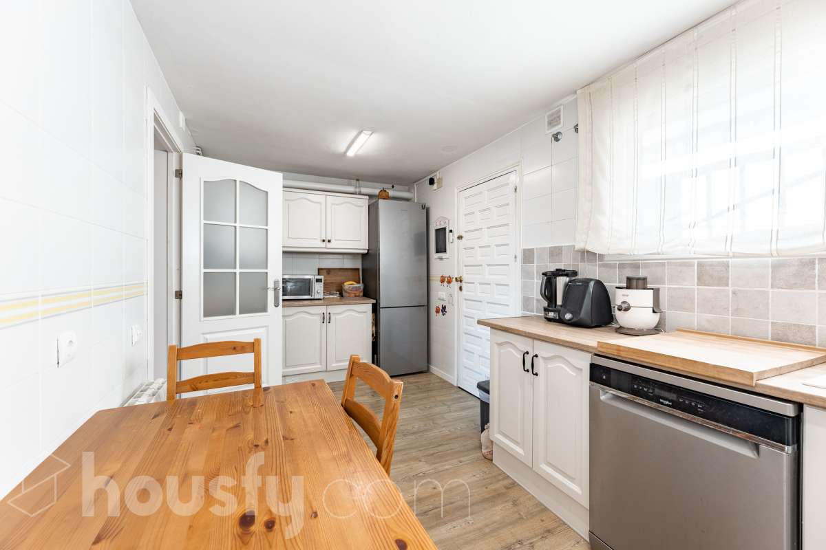 Housfy vende esta amplia casa en Segur de Calafell, ideal para quienes buscan comodidad, amplitud y espacios exteriores donde disfrutar del buen clima durante gran parte del año. La vivienda cuenta con una distribución funcional y acogedora, con un luminoso salón-comedor, cocina equipada, 3 dormitorios y 2 baños completos. Uno de sus principales atractivos son sus amplias y versátiles zonas exteriores. Dispone de jardín privado, piscina privada climatizada, terraza y balcón, espacios perfectos para relajarse, tomar el sol, disfrutar de comidas al aire libre o compartir momentos especiales con familiares y amigos. Gracias a la climatización de la piscina, podrás disfrutar de un baño durante más meses del año. La casa también cuenta con placas solares, aire acondicionado, calefacción y un práctico trastero que aporta un espacio adicional de almacenamiento. Una excelente oportunidad para quienes desean disfrutar de una vivienda espaciosa, con piscina privada climatizada y agradables zonas exteriores en Segur de Calafell. Zona y entorno: Situada en la zona del Jardí d’Europa, en Calafell, la vivienda se encuentra en un entorno residencial tranquilo y familiar. Una ubicación ideal para disfrutar de la calma y la privacidad, sin renunciar a la proximidad de los servicios, comercios y playas de la zona. Aviso legal El precio de venta no incluye gastos de la compraventa como notaría, registro, impuestos, ni tampoco honorarios agencia. Esta publicación no es vinculante. Consulta siempre la nota simple con Housfy antes de formalizar la compraventa. Sobre nosotros Housfy es la plataforma integral de servicios inmobiliarios. Nuestra combinación de expertos y tecnología pone al alcance de todo el mundo servicios cómodos, claros y seguros. AICAT número: 7922. Nos encargamos de la gestión y asesoramiento de la compra. ¡Olvídate de todo! Hacemos los trámites por ti. Y, si además necesitas financiación, ponemos a tu disposición un bróker hipotecario para ayudarte a conseguir las mejores condiciones para tu perfil económico. ¿Quieres visitarla? Contacta con Housfy y agenda tu visita sin compromiso. Más información en: housfy.com En cumplimiento de la Ley 8/2026 en Cataluña, el certificado de presencia o ausencia de amianto se encuentra en proceso de tramitación.-17