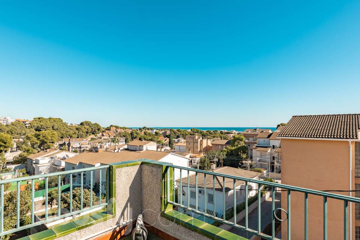 Housfy vende esta amplia casa en Segur de Calafell, ideal para quienes buscan comodidad, amplitud y espacios exteriores donde disfrutar del buen clima durante gran parte del año. La vivienda cuenta con una distribución funcional y acogedora, con un luminoso salón-comedor, cocina equipada, 3 dormitorios y 2 baños completos. Uno de sus principales atractivos son sus amplias y versátiles zonas exteriores. Dispone de jardín privado, piscina privada climatizada, terraza y balcón, espacios perfectos para relajarse, tomar el sol, disfrutar de comidas al aire libre o compartir momentos especiales con familiares y amigos. Gracias a la climatización de la piscina, podrás disfrutar de un baño durante más meses del año. La casa también cuenta con placas solares, aire acondicionado, calefacción y un práctico trastero que aporta un espacio adicional de almacenamiento. Una excelente oportunidad para quienes desean disfrutar de una vivienda espaciosa, con piscina privada climatizada y agradables zonas exteriores en Segur de Calafell. Zona y entorno: Situada en la zona del Jardí d’Europa, en Calafell, la vivienda se encuentra en un entorno residencial tranquilo y familiar. Una ubicación ideal para disfrutar de la calma y la privacidad, sin renunciar a la proximidad de los servicios, comercios y playas de la zona. Aviso legal El precio de venta no incluye gastos de la compraventa como notaría, registro, impuestos, ni tampoco honorarios agencia. Esta publicación no es vinculante. Consulta siempre la nota simple con Housfy antes de formalizar la compraventa. Sobre nosotros Housfy es la plataforma integral de servicios inmobiliarios. Nuestra combinación de expertos y tecnología pone al alcance de todo el mundo servicios cómodos, claros y seguros. AICAT número: 7922. Nos encargamos de la gestión y asesoramiento de la compra. ¡Olvídate de todo! Hacemos los trámites por ti. Y, si además necesitas financiación, ponemos a tu disposición un bróker hipotecario para ayudarte a conseguir las mejores condiciones para tu perfil económico. ¿Quieres visitarla? Contacta con Housfy y agenda tu visita sin compromiso. Más información en: housfy.com En cumplimiento de la Ley 8/2026 en Cataluña, el certificado de presencia o ausencia de amianto se encuentra en proceso de tramitación.-28