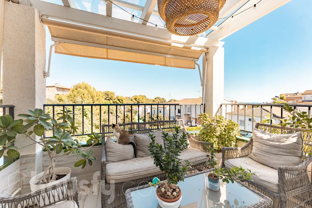 Housfy vende esta amplia casa en Segur de Calafell, ideal para quienes buscan comodidad, amplitud y espacios exteriores donde disfrutar del buen clima durante gran parte del año. La vivienda cuenta con una distribución funcional y acogedora, con un luminoso salón-comedor, cocina equipada, 3 dormitorios y 2 baños completos. Uno de sus principales atractivos son sus amplias y versátiles zonas exteriores. Dispone de jardín privado, piscina privada climatizada, terraza y balcón, espacios perfectos para relajarse, tomar el sol, disfrutar de comidas al aire libre o compartir momentos especiales con familiares y amigos. Gracias a la climatización de la piscina, podrás disfrutar de un baño durante más meses del año. La casa también cuenta con placas solares, aire acondicionado, calefacción y un práctico trastero que aporta un espacio adicional de almacenamiento. Una excelente oportunidad para quienes desean disfrutar de una vivienda espaciosa, con piscina privada climatizada y agradables zonas exteriores en Segur de Calafell. Zona y entorno: Situada en la zona del Jardí d’Europa, en Calafell, la vivienda se encuentra en un entorno residencial tranquilo y familiar. Una ubicación ideal para disfrutar de la calma y la privacidad, sin renunciar a la proximidad de los servicios, comercios y playas de la zona. Aviso legal El precio de venta no incluye gastos de la compraventa como notaría, registro, impuestos, ni tampoco honorarios agencia. Esta publicación no es vinculante. Consulta siempre la nota simple con Housfy antes de formalizar la compraventa. Sobre nosotros Housfy es la plataforma integral de servicios inmobiliarios. Nuestra combinación de expertos y tecnología pone al alcance de todo el mundo servicios cómodos, claros y seguros. AICAT número: 7922. Nos encargamos de la gestión y asesoramiento de la compra. ¡Olvídate de todo! Hacemos los trámites por ti. Y, si además necesitas financiación, ponemos a tu disposición un bróker hipotecario para ayudarte a conseguir las mejores condiciones para tu perfil económico. ¿Quieres visitarla? Contacta con Housfy y agenda tu visita sin compromiso. Más información en: housfy.com En cumplimiento de la Ley 8/2026 en Cataluña, el certificado de presencia o ausencia de amianto se encuentra en proceso de tramitación.-24