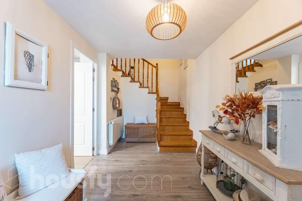 Housfy vende esta amplia casa en Segur de Calafell, ideal para quienes buscan comodidad, amplitud y espacios exteriores donde disfrutar del buen clima durante gran parte del año. La vivienda cuenta con una distribución funcional y acogedora, con un luminoso salón-comedor, cocina equipada, 3 dormitorios y 2 baños completos. Uno de sus principales atractivos son sus amplias y versátiles zonas exteriores. Dispone de jardín privado, piscina privada climatizada, terraza y balcón, espacios perfectos para relajarse, tomar el sol, disfrutar de comidas al aire libre o compartir momentos especiales con familiares y amigos. Gracias a la climatización de la piscina, podrás disfrutar de un baño durante más meses del año. La casa también cuenta con placas solares, aire acondicionado, calefacción y un práctico trastero que aporta un espacio adicional de almacenamiento. Una excelente oportunidad para quienes desean disfrutar de una vivienda espaciosa, con piscina privada climatizada y agradables zonas exteriores en Segur de Calafell. Zona y entorno: Situada en la zona del Jardí d’Europa, en Calafell, la vivienda se encuentra en un entorno residencial tranquilo y familiar. Una ubicación ideal para disfrutar de la calma y la privacidad, sin renunciar a la proximidad de los servicios, comercios y playas de la zona. Aviso legal El precio de venta no incluye gastos de la compraventa como notaría, registro, impuestos, ni tampoco honorarios agencia. Esta publicación no es vinculante. Consulta siempre la nota simple con Housfy antes de formalizar la compraventa. Sobre nosotros Housfy es la plataforma integral de servicios inmobiliarios. Nuestra combinación de expertos y tecnología pone al alcance de todo el mundo servicios cómodos, claros y seguros. AICAT número: 7922. Nos encargamos de la gestión y asesoramiento de la compra. ¡Olvídate de todo! Hacemos los trámites por ti. Y, si además necesitas financiación, ponemos a tu disposición un bróker hipotecario para ayudarte a conseguir las mejores condiciones para tu perfil económico. ¿Quieres visitarla? Contacta con Housfy y agenda tu visita sin compromiso. Más información en: housfy.com En cumplimiento de la Ley 8/2026 en Cataluña, el certificado de presencia o ausencia de amianto se encuentra en proceso de tramitación.-48
