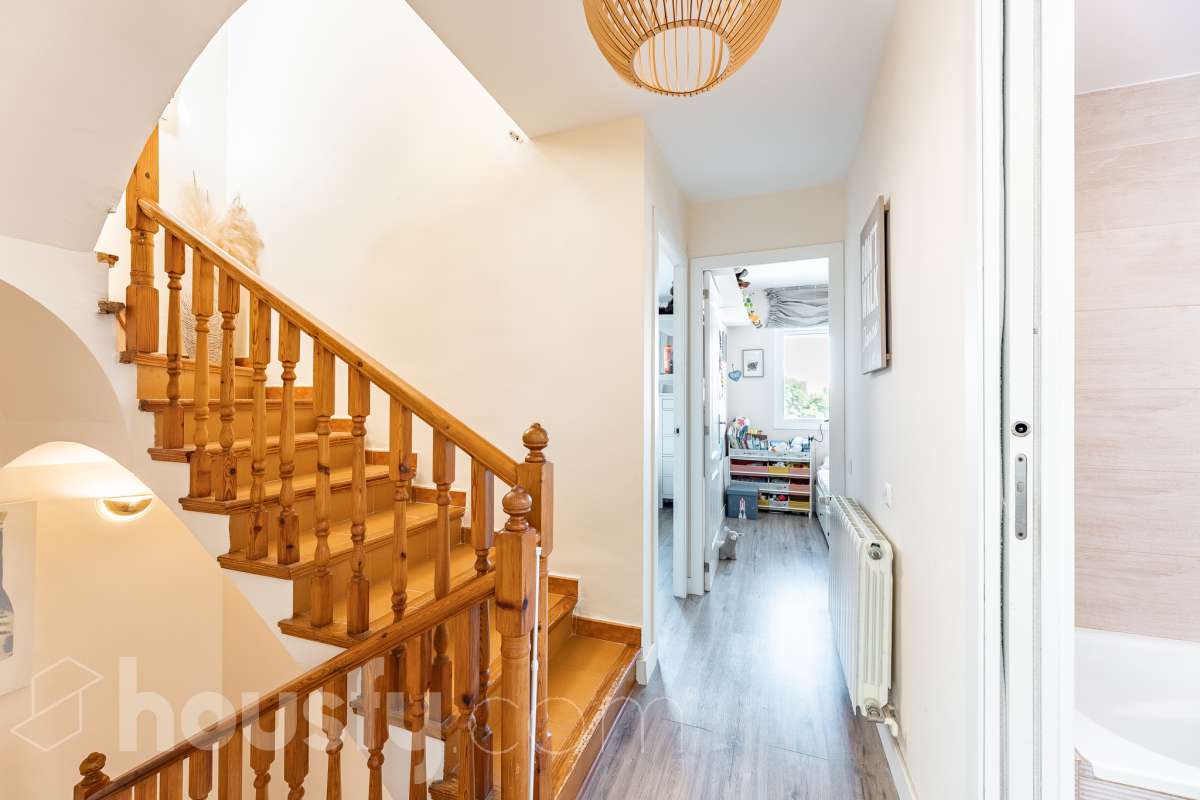 Housfy vende esta amplia casa en Segur de Calafell, ideal para quienes buscan comodidad, amplitud y espacios exteriores donde disfrutar del buen clima durante gran parte del año. La vivienda cuenta con una distribución funcional y acogedora, con un luminoso salón-comedor, cocina equipada, 3 dormitorios y 2 baños completos. Uno de sus principales atractivos son sus amplias y versátiles zonas exteriores. Dispone de jardín privado, piscina privada climatizada, terraza y balcón, espacios perfectos para relajarse, tomar el sol, disfrutar de comidas al aire libre o compartir momentos especiales con familiares y amigos. Gracias a la climatización de la piscina, podrás disfrutar de un baño durante más meses del año. La casa también cuenta con placas solares, aire acondicionado, calefacción y un práctico trastero que aporta un espacio adicional de almacenamiento. Una excelente oportunidad para quienes desean disfrutar de una vivienda espaciosa, con piscina privada climatizada y agradables zonas exteriores en Segur de Calafell. Zona y entorno: Situada en la zona del Jardí d’Europa, en Calafell, la vivienda se encuentra en un entorno residencial tranquilo y familiar. Una ubicación ideal para disfrutar de la calma y la privacidad, sin renunciar a la proximidad de los servicios, comercios y playas de la zona. Aviso legal El precio de venta no incluye gastos de la compraventa como notaría, registro, impuestos, ni tampoco honorarios agencia. Esta publicación no es vinculante. Consulta siempre la nota simple con Housfy antes de formalizar la compraventa. Sobre nosotros Housfy es la plataforma integral de servicios inmobiliarios. Nuestra combinación de expertos y tecnología pone al alcance de todo el mundo servicios cómodos, claros y seguros. AICAT número: 7922. Nos encargamos de la gestión y asesoramiento de la compra. ¡Olvídate de todo! Hacemos los trámites por ti. Y, si además necesitas financiación, ponemos a tu disposición un bróker hipotecario para ayudarte a conseguir las mejores condiciones para tu perfil económico. ¿Quieres visitarla? Contacta con Housfy y agenda tu visita sin compromiso. Más información en: housfy.com En cumplimiento de la Ley 8/2026 en Cataluña, el certificado de presencia o ausencia de amianto se encuentra en proceso de tramitación.-43
