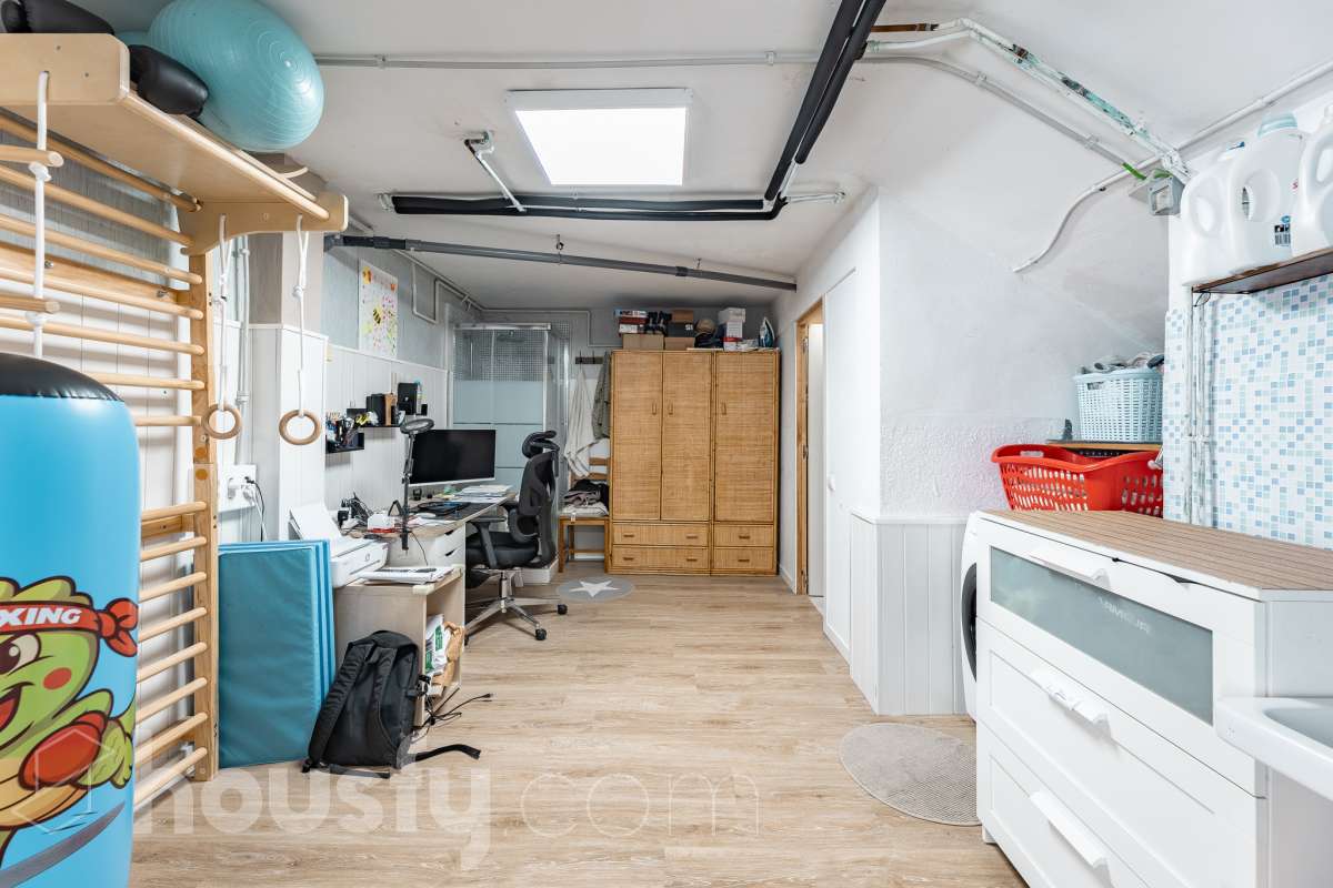 Housfy vende esta amplia casa en Segur de Calafell, ideal para quienes buscan comodidad, amplitud y espacios exteriores donde disfrutar del buen clima durante gran parte del año. La vivienda cuenta con una distribución funcional y acogedora, con un luminoso salón-comedor, cocina equipada, 3 dormitorios y 2 baños completos. Uno de sus principales atractivos son sus amplias y versátiles zonas exteriores. Dispone de jardín privado, piscina privada climatizada, terraza y balcón, espacios perfectos para relajarse, tomar el sol, disfrutar de comidas al aire libre o compartir momentos especiales con familiares y amigos. Gracias a la climatización de la piscina, podrás disfrutar de un baño durante más meses del año. La casa también cuenta con placas solares, aire acondicionado, calefacción y un práctico trastero que aporta un espacio adicional de almacenamiento. Una excelente oportunidad para quienes desean disfrutar de una vivienda espaciosa, con piscina privada climatizada y agradables zonas exteriores en Segur de Calafell. Zona y entorno: Situada en la zona del Jardí d’Europa, en Calafell, la vivienda se encuentra en un entorno residencial tranquilo y familiar. Una ubicación ideal para disfrutar de la calma y la privacidad, sin renunciar a la proximidad de los servicios, comercios y playas de la zona. Aviso legal El precio de venta no incluye gastos de la compraventa como notaría, registro, impuestos, ni tampoco honorarios agencia. Esta publicación no es vinculante. Consulta siempre la nota simple con Housfy antes de formalizar la compraventa. Sobre nosotros Housfy es la plataforma integral de servicios inmobiliarios. Nuestra combinación de expertos y tecnología pone al alcance de todo el mundo servicios cómodos, claros y seguros. AICAT número: 7922. Nos encargamos de la gestión y asesoramiento de la compra. ¡Olvídate de todo! Hacemos los trámites por ti. Y, si además necesitas financiación, ponemos a tu disposición un bróker hipotecario para ayudarte a conseguir las mejores condiciones para tu perfil económico. ¿Quieres visitarla? Contacta con Housfy y agenda tu visita sin compromiso. Más información en: housfy.com En cumplimiento de la Ley 8/2026 en Cataluña, el certificado de presencia o ausencia de amianto se encuentra en proceso de tramitación.-37