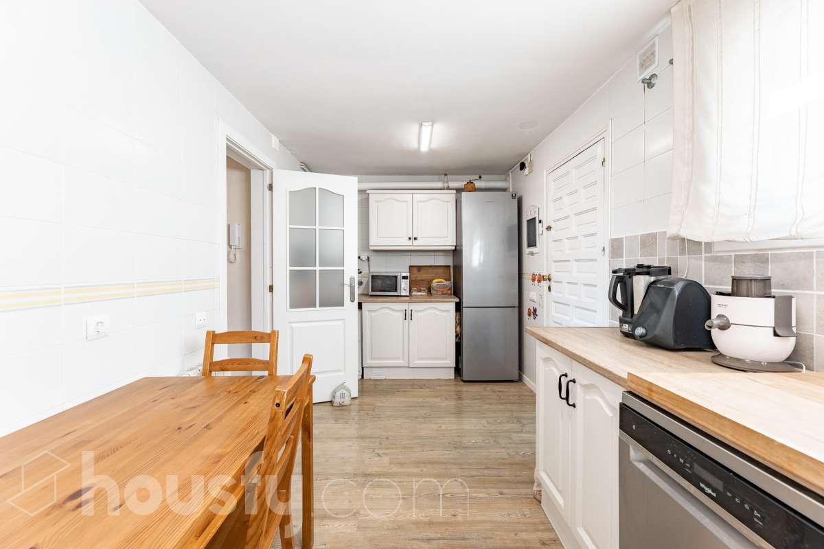 Housfy vende esta amplia casa en Segur de Calafell, ideal para quienes buscan comodidad, amplitud y espacios exteriores donde disfrutar del buen clima durante gran parte del año. La vivienda cuenta con una distribución funcional y acogedora, con un luminoso salón-comedor, cocina equipada, 3 dormitorios y 2 baños completos. Uno de sus principales atractivos son sus amplias y versátiles zonas exteriores. Dispone de jardín privado, piscina privada climatizada, terraza y balcón, espacios perfectos para relajarse, tomar el sol, disfrutar de comidas al aire libre o compartir momentos especiales con familiares y amigos. Gracias a la climatización de la piscina, podrás disfrutar de un baño durante más meses del año. La casa también cuenta con placas solares, aire acondicionado, calefacción y un práctico trastero que aporta un espacio adicional de almacenamiento. Una excelente oportunidad para quienes desean disfrutar de una vivienda espaciosa, con piscina privada climatizada y agradables zonas exteriores en Segur de Calafell. Zona y entorno: Situada en la zona del Jardí d’Europa, en Calafell, la vivienda se encuentra en un entorno residencial tranquilo y familiar. Una ubicación ideal para disfrutar de la calma y la privacidad, sin renunciar a la proximidad de los servicios, comercios y playas de la zona. Aviso legal El precio de venta no incluye gastos de la compraventa como notaría, registro, impuestos, ni tampoco honorarios agencia. Esta publicación no es vinculante. Consulta siempre la nota simple con Housfy antes de formalizar la compraventa. Sobre nosotros Housfy es la plataforma integral de servicios inmobiliarios. Nuestra combinación de expertos y tecnología pone al alcance de todo el mundo servicios cómodos, claros y seguros. AICAT número: 7922. Nos encargamos de la gestión y asesoramiento de la compra. ¡Olvídate de todo! Hacemos los trámites por ti. Y, si además necesitas financiación, ponemos a tu disposición un bróker hipotecario para ayudarte a conseguir las mejores condiciones para tu perfil económico. ¿Quieres visitarla? Contacta con Housfy y agenda tu visita sin compromiso. Más información en: housfy.com En cumplimiento de la Ley 8/2026 en Cataluña, el certificado de presencia o ausencia de amianto se encuentra en proceso de tramitación.-18