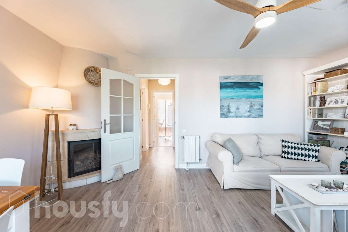 Housfy vende esta amplia casa en Segur de Calafell, ideal para quienes buscan comodidad, amplitud y espacios exteriores donde disfrutar del buen clima durante gran parte del año. La vivienda cuenta con una distribución funcional y acogedora, con un luminoso salón-comedor, cocina equipada, 3 dormitorios y 2 baños completos. Uno de sus principales atractivos son sus amplias y versátiles zonas exteriores. Dispone de jardín privado, piscina privada climatizada, terraza y balcón, espacios perfectos para relajarse, tomar el sol, disfrutar de comidas al aire libre o compartir momentos especiales con familiares y amigos. Gracias a la climatización de la piscina, podrás disfrutar de un baño durante más meses del año. La casa también cuenta con placas solares, aire acondicionado, calefacción y un práctico trastero que aporta un espacio adicional de almacenamiento. Una excelente oportunidad para quienes desean disfrutar de una vivienda espaciosa, con piscina privada climatizada y agradables zonas exteriores en Segur de Calafell. Zona y entorno: Situada en la zona del Jardí d’Europa, en Calafell, la vivienda se encuentra en un entorno residencial tranquilo y familiar. Una ubicación ideal para disfrutar de la calma y la privacidad, sin renunciar a la proximidad de los servicios, comercios y playas de la zona. Aviso legal El precio de venta no incluye gastos de la compraventa como notaría, registro, impuestos, ni tampoco honorarios agencia. Esta publicación no es vinculante. Consulta siempre la nota simple con Housfy antes de formalizar la compraventa. Sobre nosotros Housfy es la plataforma integral de servicios inmobiliarios. Nuestra combinación de expertos y tecnología pone al alcance de todo el mundo servicios cómodos, claros y seguros. AICAT número: 7922. Nos encargamos de la gestión y asesoramiento de la compra. ¡Olvídate de todo! Hacemos los trámites por ti. Y, si además necesitas financiación, ponemos a tu disposición un bróker hipotecario para ayudarte a conseguir las mejores condiciones para tu perfil económico. ¿Quieres visitarla? Contacta con Housfy y agenda tu visita sin compromiso. Más información en: housfy.com En cumplimiento de la Ley 8/2026 en Cataluña, el certificado de presencia o ausencia de amianto se encuentra en proceso de tramitación.-6