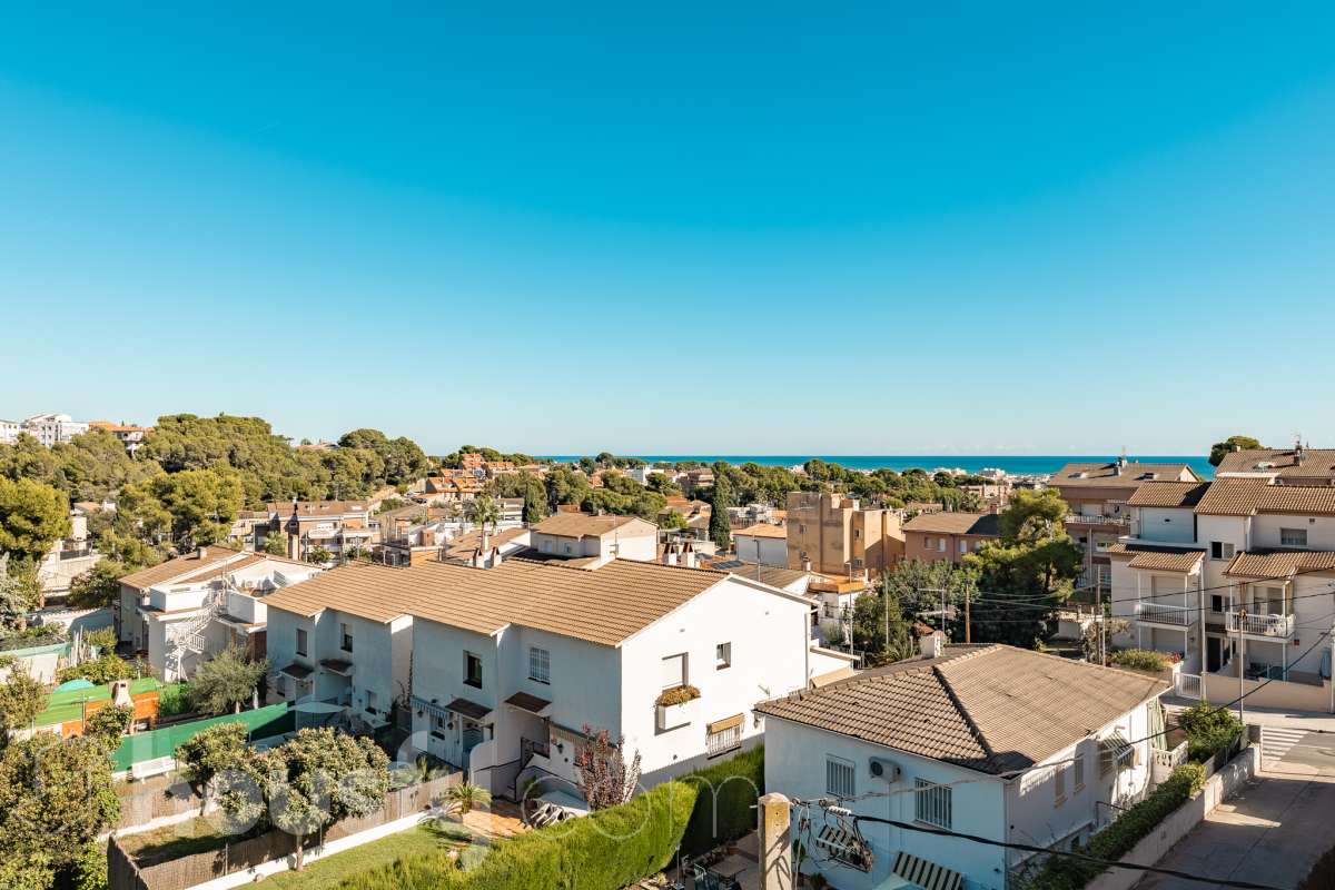 Housfy vende esta amplia casa en Segur de Calafell, ideal para quienes buscan comodidad, amplitud y espacios exteriores donde disfrutar del buen clima durante gran parte del año. La vivienda cuenta con una distribución funcional y acogedora, con un luminoso salón-comedor, cocina equipada, 3 dormitorios y 2 baños completos. Uno de sus principales atractivos son sus amplias y versátiles zonas exteriores. Dispone de jardín privado, piscina privada climatizada, terraza y balcón, espacios perfectos para relajarse, tomar el sol, disfrutar de comidas al aire libre o compartir momentos especiales con familiares y amigos. Gracias a la climatización de la piscina, podrás disfrutar de un baño durante más meses del año. La casa también cuenta con placas solares, aire acondicionado, calefacción y un práctico trastero que aporta un espacio adicional de almacenamiento. Una excelente oportunidad para quienes desean disfrutar de una vivienda espaciosa, con piscina privada climatizada y agradables zonas exteriores en Segur de Calafell. Zona y entorno: Situada en la zona del Jardí d’Europa, en Calafell, la vivienda se encuentra en un entorno residencial tranquilo y familiar. Una ubicación ideal para disfrutar de la calma y la privacidad, sin renunciar a la proximidad de los servicios, comercios y playas de la zona. Aviso legal El precio de venta no incluye gastos de la compraventa como notaría, registro, impuestos, ni tampoco honorarios agencia. Esta publicación no es vinculante. Consulta siempre la nota simple con Housfy antes de formalizar la compraventa. Sobre nosotros Housfy es la plataforma integral de servicios inmobiliarios. Nuestra combinación de expertos y tecnología pone al alcance de todo el mundo servicios cómodos, claros y seguros. AICAT número: 7922. Nos encargamos de la gestión y asesoramiento de la compra. ¡Olvídate de todo! Hacemos los trámites por ti. Y, si además necesitas financiación, ponemos a tu disposición un bróker hipotecario para ayudarte a conseguir las mejores condiciones para tu perfil económico. ¿Quieres visitarla? Contacta con Housfy y agenda tu visita sin compromiso. Más información en: housfy.com En cumplimiento de la Ley 8/2026 en Cataluña, el certificado de presencia o ausencia de amianto se encuentra en proceso de tramitación.-49