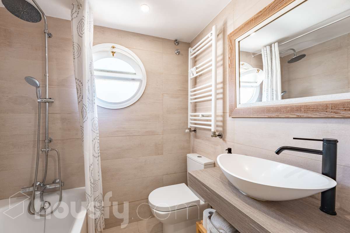 Housfy vende esta amplia casa en Segur de Calafell, ideal para quienes buscan comodidad, amplitud y espacios exteriores donde disfrutar del buen clima durante gran parte del año. La vivienda cuenta con una distribución funcional y acogedora, con un luminoso salón-comedor, cocina equipada, 3 dormitorios y 2 baños completos. Uno de sus principales atractivos son sus amplias y versátiles zonas exteriores. Dispone de jardín privado, piscina privada climatizada, terraza y balcón, espacios perfectos para relajarse, tomar el sol, disfrutar de comidas al aire libre o compartir momentos especiales con familiares y amigos. Gracias a la climatización de la piscina, podrás disfrutar de un baño durante más meses del año. La casa también cuenta con placas solares, aire acondicionado, calefacción y un práctico trastero que aporta un espacio adicional de almacenamiento. Una excelente oportunidad para quienes desean disfrutar de una vivienda espaciosa, con piscina privada climatizada y agradables zonas exteriores en Segur de Calafell. Zona y entorno: Situada en la zona del Jardí d’Europa, en Calafell, la vivienda se encuentra en un entorno residencial tranquilo y familiar. Una ubicación ideal para disfrutar de la calma y la privacidad, sin renunciar a la proximidad de los servicios, comercios y playas de la zona. Aviso legal El precio de venta no incluye gastos de la compraventa como notaría, registro, impuestos, ni tampoco honorarios agencia. Esta publicación no es vinculante. Consulta siempre la nota simple con Housfy antes de formalizar la compraventa. Sobre nosotros Housfy es la plataforma integral de servicios inmobiliarios. Nuestra combinación de expertos y tecnología pone al alcance de todo el mundo servicios cómodos, claros y seguros. AICAT número: 7922. Nos encargamos de la gestión y asesoramiento de la compra. ¡Olvídate de todo! Hacemos los trámites por ti. Y, si además necesitas financiación, ponemos a tu disposición un bróker hipotecario para ayudarte a conseguir las mejores condiciones para tu perfil económico. ¿Quieres visitarla? Contacta con Housfy y agenda tu visita sin compromiso. Más información en: housfy.com En cumplimiento de la Ley 8/2026 en Cataluña, el certificado de presencia o ausencia de amianto se encuentra en proceso de tramitación.-23