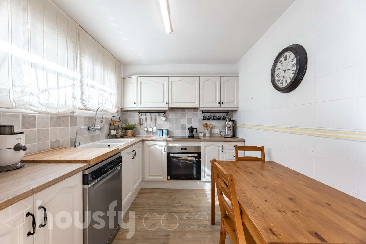 Housfy vende esta amplia casa en Segur de Calafell, ideal para quienes buscan comodidad, amplitud y espacios exteriores donde disfrutar del buen clima durante gran parte del año. La vivienda cuenta con una distribución funcional y acogedora, con un luminoso salón-comedor, cocina equipada, 3 dormitorios y 2 baños completos. Uno de sus principales atractivos son sus amplias y versátiles zonas exteriores. Dispone de jardín privado, piscina privada climatizada, terraza y balcón, espacios perfectos para relajarse, tomar el sol, disfrutar de comidas al aire libre o compartir momentos especiales con familiares y amigos. Gracias a la climatización de la piscina, podrás disfrutar de un baño durante más meses del año. La casa también cuenta con placas solares, aire acondicionado, calefacción y un práctico trastero que aporta un espacio adicional de almacenamiento. Una excelente oportunidad para quienes desean disfrutar de una vivienda espaciosa, con piscina privada climatizada y agradables zonas exteriores en Segur de Calafell. Zona y entorno: Situada en la zona del Jardí d’Europa, en Calafell, la vivienda se encuentra en un entorno residencial tranquilo y familiar. Una ubicación ideal para disfrutar de la calma y la privacidad, sin renunciar a la proximidad de los servicios, comercios y playas de la zona. Aviso legal El precio de venta no incluye gastos de la compraventa como notaría, registro, impuestos, ni tampoco honorarios agencia. Esta publicación no es vinculante. Consulta siempre la nota simple con Housfy antes de formalizar la compraventa. Sobre nosotros Housfy es la plataforma integral de servicios inmobiliarios. Nuestra combinación de expertos y tecnología pone al alcance de todo el mundo servicios cómodos, claros y seguros. AICAT número: 7922. Nos encargamos de la gestión y asesoramiento de la compra. ¡Olvídate de todo! Hacemos los trámites por ti. Y, si además necesitas financiación, ponemos a tu disposición un bróker hipotecario para ayudarte a conseguir las mejores condiciones para tu perfil económico. ¿Quieres visitarla? Contacta con Housfy y agenda tu visita sin compromiso. Más información en: housfy.com En cumplimiento de la Ley 8/2026 en Cataluña, el certificado de presencia o ausencia de amianto se encuentra en proceso de tramitación.-15