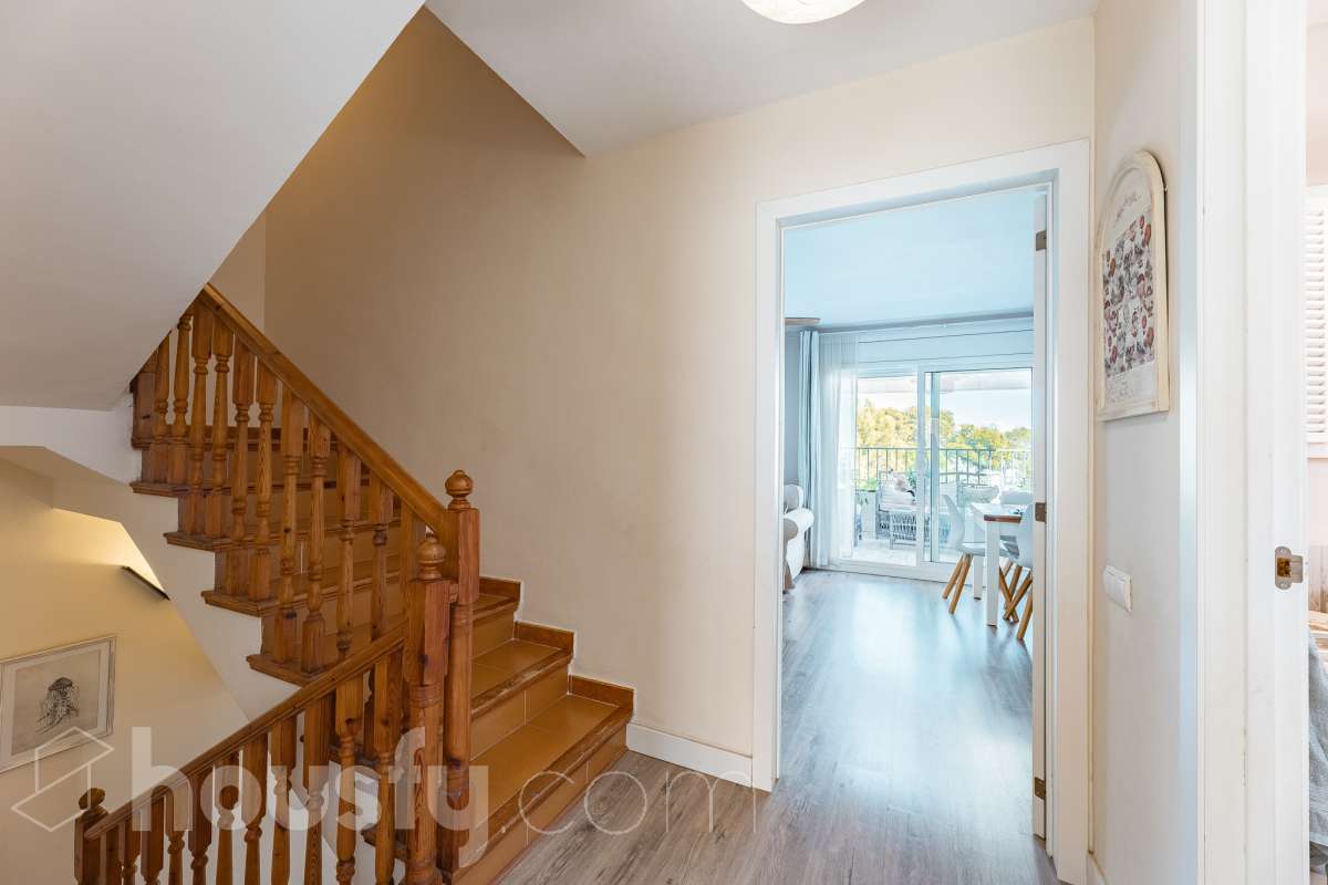 Housfy vende esta amplia casa en Segur de Calafell, ideal para quienes buscan comodidad, amplitud y espacios exteriores donde disfrutar del buen clima durante gran parte del año. La vivienda cuenta con una distribución funcional y acogedora, con un luminoso salón-comedor, cocina equipada, 3 dormitorios y 2 baños completos. Uno de sus principales atractivos son sus amplias y versátiles zonas exteriores. Dispone de jardín privado, piscina privada climatizada, terraza y balcón, espacios perfectos para relajarse, tomar el sol, disfrutar de comidas al aire libre o compartir momentos especiales con familiares y amigos. Gracias a la climatización de la piscina, podrás disfrutar de un baño durante más meses del año. La casa también cuenta con placas solares, aire acondicionado, calefacción y un práctico trastero que aporta un espacio adicional de almacenamiento. Una excelente oportunidad para quienes desean disfrutar de una vivienda espaciosa, con piscina privada climatizada y agradables zonas exteriores en Segur de Calafell. Zona y entorno: Situada en la zona del Jardí d’Europa, en Calafell, la vivienda se encuentra en un entorno residencial tranquilo y familiar. Una ubicación ideal para disfrutar de la calma y la privacidad, sin renunciar a la proximidad de los servicios, comercios y playas de la zona. Aviso legal El precio de venta no incluye gastos de la compraventa como notaría, registro, impuestos, ni tampoco honorarios agencia. Esta publicación no es vinculante. Consulta siempre la nota simple con Housfy antes de formalizar la compraventa. Sobre nosotros Housfy es la plataforma integral de servicios inmobiliarios. Nuestra combinación de expertos y tecnología pone al alcance de todo el mundo servicios cómodos, claros y seguros. AICAT número: 7922. Nos encargamos de la gestión y asesoramiento de la compra. ¡Olvídate de todo! Hacemos los trámites por ti. Y, si además necesitas financiación, ponemos a tu disposición un bróker hipotecario para ayudarte a conseguir las mejores condiciones para tu perfil económico. ¿Quieres visitarla? Contacta con Housfy y agenda tu visita sin compromiso. Más información en: housfy.com En cumplimiento de la Ley 8/2026 en Cataluña, el certificado de presencia o ausencia de amianto se encuentra en proceso de tramitación.-42