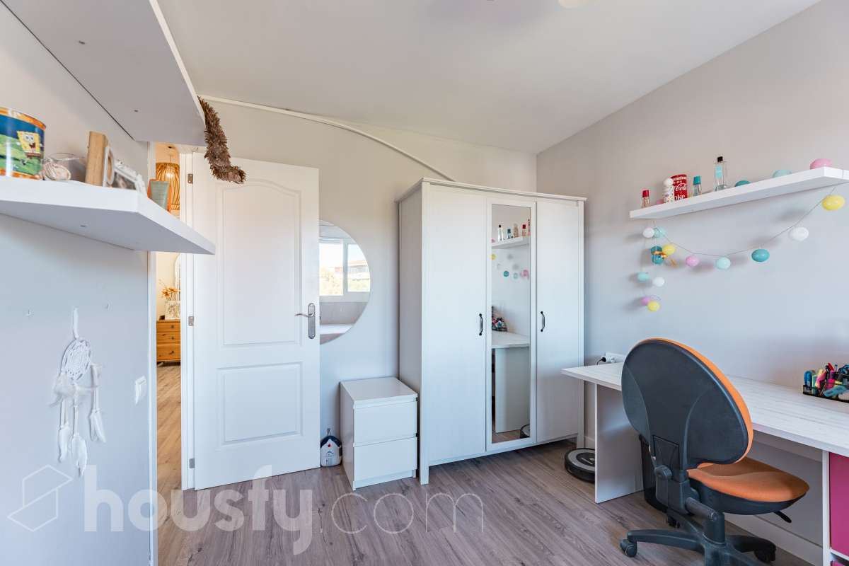 Housfy vende esta amplia casa en Segur de Calafell, ideal para quienes buscan comodidad, amplitud y espacios exteriores donde disfrutar del buen clima durante gran parte del año. La vivienda cuenta con una distribución funcional y acogedora, con un luminoso salón-comedor, cocina equipada, 3 dormitorios y 2 baños completos. Uno de sus principales atractivos son sus amplias y versátiles zonas exteriores. Dispone de jardín privado, piscina privada climatizada, terraza y balcón, espacios perfectos para relajarse, tomar el sol, disfrutar de comidas al aire libre o compartir momentos especiales con familiares y amigos. Gracias a la climatización de la piscina, podrás disfrutar de un baño durante más meses del año. La casa también cuenta con placas solares, aire acondicionado, calefacción y un práctico trastero que aporta un espacio adicional de almacenamiento. Una excelente oportunidad para quienes desean disfrutar de una vivienda espaciosa, con piscina privada climatizada y agradables zonas exteriores en Segur de Calafell. Zona y entorno: Situada en la zona del Jardí d’Europa, en Calafell, la vivienda se encuentra en un entorno residencial tranquilo y familiar. Una ubicación ideal para disfrutar de la calma y la privacidad, sin renunciar a la proximidad de los servicios, comercios y playas de la zona. Aviso legal El precio de venta no incluye gastos de la compraventa como notaría, registro, impuestos, ni tampoco honorarios agencia. Esta publicación no es vinculante. Consulta siempre la nota simple con Housfy antes de formalizar la compraventa. Sobre nosotros Housfy es la plataforma integral de servicios inmobiliarios. Nuestra combinación de expertos y tecnología pone al alcance de todo el mundo servicios cómodos, claros y seguros. AICAT número: 7922. Nos encargamos de la gestión y asesoramiento de la compra. ¡Olvídate de todo! Hacemos los trámites por ti. Y, si además necesitas financiación, ponemos a tu disposición un bróker hipotecario para ayudarte a conseguir las mejores condiciones para tu perfil económico. ¿Quieres visitarla? Contacta con Housfy y agenda tu visita sin compromiso. Más información en: housfy.com En cumplimiento de la Ley 8/2026 en Cataluña, el certificado de presencia o ausencia de amianto se encuentra en proceso de tramitación.-11
