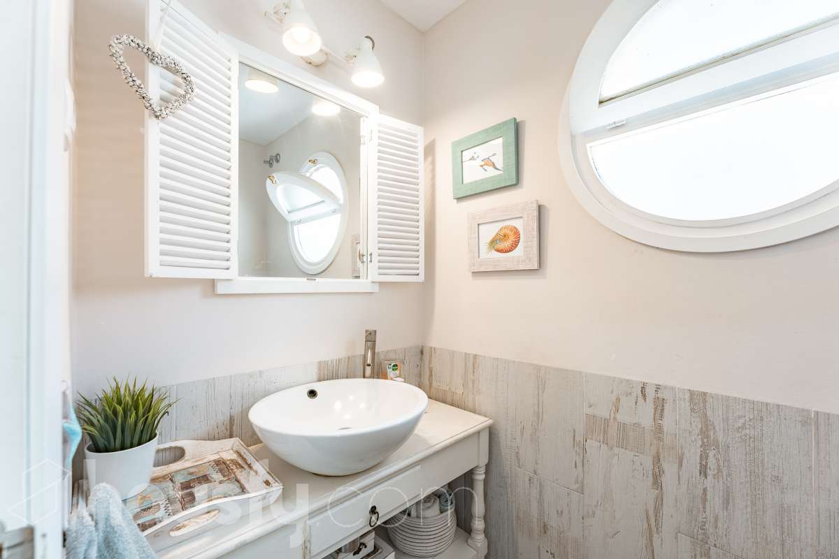 Housfy vende esta amplia casa en Segur de Calafell, ideal para quienes buscan comodidad, amplitud y espacios exteriores donde disfrutar del buen clima durante gran parte del año. La vivienda cuenta con una distribución funcional y acogedora, con un luminoso salón-comedor, cocina equipada, 3 dormitorios y 2 baños completos. Uno de sus principales atractivos son sus amplias y versátiles zonas exteriores. Dispone de jardín privado, piscina privada climatizada, terraza y balcón, espacios perfectos para relajarse, tomar el sol, disfrutar de comidas al aire libre o compartir momentos especiales con familiares y amigos. Gracias a la climatización de la piscina, podrás disfrutar de un baño durante más meses del año. La casa también cuenta con placas solares, aire acondicionado, calefacción y un práctico trastero que aporta un espacio adicional de almacenamiento. Una excelente oportunidad para quienes desean disfrutar de una vivienda espaciosa, con piscina privada climatizada y agradables zonas exteriores en Segur de Calafell. Zona y entorno: Situada en la zona del Jardí d’Europa, en Calafell, la vivienda se encuentra en un entorno residencial tranquilo y familiar. Una ubicación ideal para disfrutar de la calma y la privacidad, sin renunciar a la proximidad de los servicios, comercios y playas de la zona. Aviso legal El precio de venta no incluye gastos de la compraventa como notaría, registro, impuestos, ni tampoco honorarios agencia. Esta publicación no es vinculante. Consulta siempre la nota simple con Housfy antes de formalizar la compraventa. Sobre nosotros Housfy es la plataforma integral de servicios inmobiliarios. Nuestra combinación de expertos y tecnología pone al alcance de todo el mundo servicios cómodos, claros y seguros. AICAT número: 7922. Nos encargamos de la gestión y asesoramiento de la compra. ¡Olvídate de todo! Hacemos los trámites por ti. Y, si además necesitas financiación, ponemos a tu disposición un bróker hipotecario para ayudarte a conseguir las mejores condiciones para tu perfil económico. ¿Quieres visitarla? Contacta con Housfy y agenda tu visita sin compromiso. Más información en: housfy.com En cumplimiento de la Ley 8/2026 en Cataluña, el certificado de presencia o ausencia de amianto se encuentra en proceso de tramitación.-21