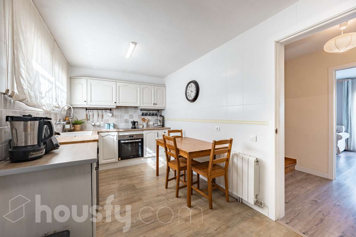 Housfy vende esta amplia casa en Segur de Calafell, ideal para quienes buscan comodidad, amplitud y espacios exteriores donde disfrutar del buen clima durante gran parte del año. La vivienda cuenta con una distribución funcional y acogedora, con un luminoso salón-comedor, cocina equipada, 3 dormitorios y 2 baños completos. Uno de sus principales atractivos son sus amplias y versátiles zonas exteriores. Dispone de jardín privado, piscina privada climatizada, terraza y balcón, espacios perfectos para relajarse, tomar el sol, disfrutar de comidas al aire libre o compartir momentos especiales con familiares y amigos. Gracias a la climatización de la piscina, podrás disfrutar de un baño durante más meses del año. La casa también cuenta con placas solares, aire acondicionado, calefacción y un práctico trastero que aporta un espacio adicional de almacenamiento. Una excelente oportunidad para quienes desean disfrutar de una vivienda espaciosa, con piscina privada climatizada y agradables zonas exteriores en Segur de Calafell. Zona y entorno: Situada en la zona del Jardí d’Europa, en Calafell, la vivienda se encuentra en un entorno residencial tranquilo y familiar. Una ubicación ideal para disfrutar de la calma y la privacidad, sin renunciar a la proximidad de los servicios, comercios y playas de la zona. Aviso legal El precio de venta no incluye gastos de la compraventa como notaría, registro, impuestos, ni tampoco honorarios agencia. Esta publicación no es vinculante. Consulta siempre la nota simple con Housfy antes de formalizar la compraventa. Sobre nosotros Housfy es la plataforma integral de servicios inmobiliarios. Nuestra combinación de expertos y tecnología pone al alcance de todo el mundo servicios cómodos, claros y seguros. AICAT número: 7922. Nos encargamos de la gestión y asesoramiento de la compra. ¡Olvídate de todo! Hacemos los trámites por ti. Y, si además necesitas financiación, ponemos a tu disposición un bróker hipotecario para ayudarte a conseguir las mejores condiciones para tu perfil económico. ¿Quieres visitarla? Contacta con Housfy y agenda tu visita sin compromiso. Más información en: housfy.com En cumplimiento de la Ley 8/2026 en Cataluña, el certificado de presencia o ausencia de amianto se encuentra en proceso de tramitación.-20