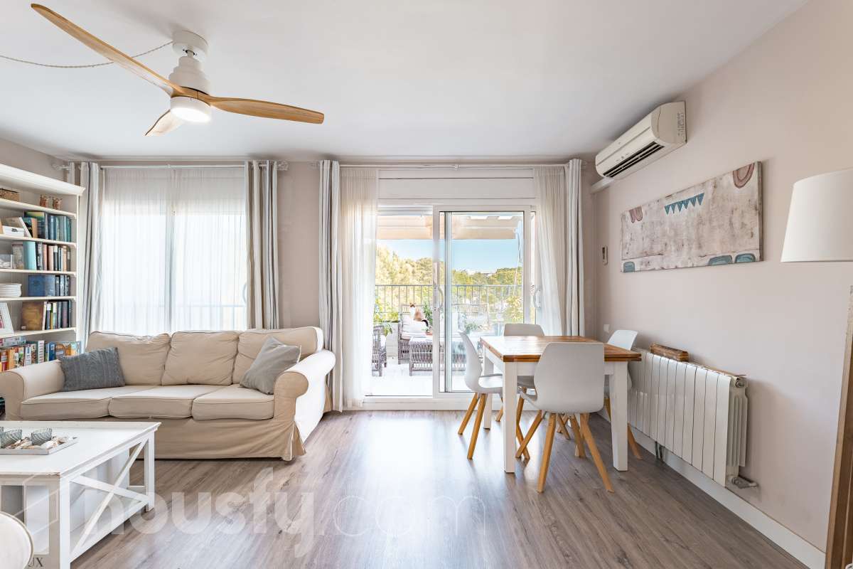 Housfy vende esta amplia casa en Segur de Calafell, ideal para quienes buscan comodidad, amplitud y espacios exteriores donde disfrutar del buen clima durante gran parte del año. La vivienda cuenta con una distribución funcional y acogedora, con un luminoso salón-comedor, cocina equipada, 3 dormitorios y 2 baños completos. Uno de sus principales atractivos son sus amplias y versátiles zonas exteriores. Dispone de jardín privado, piscina privada climatizada, terraza y balcón, espacios perfectos para relajarse, tomar el sol, disfrutar de comidas al aire libre o compartir momentos especiales con familiares y amigos. Gracias a la climatización de la piscina, podrás disfrutar de un baño durante más meses del año. La casa también cuenta con placas solares, aire acondicionado, calefacción y un práctico trastero que aporta un espacio adicional de almacenamiento. Una excelente oportunidad para quienes desean disfrutar de una vivienda espaciosa, con piscina privada climatizada y agradables zonas exteriores en Segur de Calafell. Zona y entorno: Situada en la zona del Jardí d’Europa, en Calafell, la vivienda se encuentra en un entorno residencial tranquilo y familiar. Una ubicación ideal para disfrutar de la calma y la privacidad, sin renunciar a la proximidad de los servicios, comercios y playas de la zona. Aviso legal El precio de venta no incluye gastos de la compraventa como notaría, registro, impuestos, ni tampoco honorarios agencia. Esta publicación no es vinculante. Consulta siempre la nota simple con Housfy antes de formalizar la compraventa. Sobre nosotros Housfy es la plataforma integral de servicios inmobiliarios. Nuestra combinación de expertos y tecnología pone al alcance de todo el mundo servicios cómodos, claros y seguros. AICAT número: 7922. Nos encargamos de la gestión y asesoramiento de la compra. ¡Olvídate de todo! Hacemos los trámites por ti. Y, si además necesitas financiación, ponemos a tu disposición un bróker hipotecario para ayudarte a conseguir las mejores condiciones para tu perfil económico. ¿Quieres visitarla? Contacta con Housfy y agenda tu visita sin compromiso. Más información en: housfy.com En cumplimiento de la Ley 8/2026 en Cataluña, el certificado de presencia o ausencia de amianto se encuentra en proceso de tramitación.-3