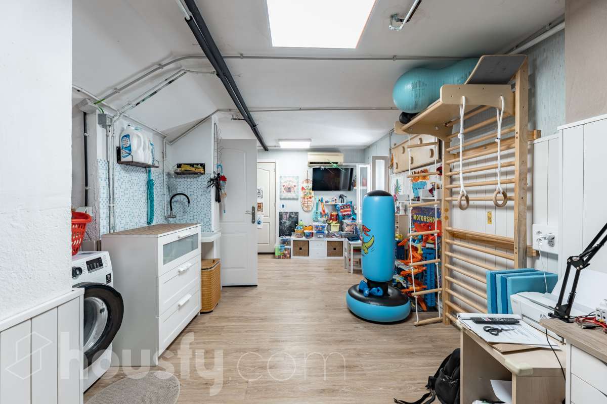 Housfy vende esta amplia casa en Segur de Calafell, ideal para quienes buscan comodidad, amplitud y espacios exteriores donde disfrutar del buen clima durante gran parte del año. La vivienda cuenta con una distribución funcional y acogedora, con un luminoso salón-comedor, cocina equipada, 3 dormitorios y 2 baños completos. Uno de sus principales atractivos son sus amplias y versátiles zonas exteriores. Dispone de jardín privado, piscina privada climatizada, terraza y balcón, espacios perfectos para relajarse, tomar el sol, disfrutar de comidas al aire libre o compartir momentos especiales con familiares y amigos. Gracias a la climatización de la piscina, podrás disfrutar de un baño durante más meses del año. La casa también cuenta con placas solares, aire acondicionado, calefacción y un práctico trastero que aporta un espacio adicional de almacenamiento. Una excelente oportunidad para quienes desean disfrutar de una vivienda espaciosa, con piscina privada climatizada y agradables zonas exteriores en Segur de Calafell. Zona y entorno: Situada en la zona del Jardí d’Europa, en Calafell, la vivienda se encuentra en un entorno residencial tranquilo y familiar. Una ubicación ideal para disfrutar de la calma y la privacidad, sin renunciar a la proximidad de los servicios, comercios y playas de la zona. Aviso legal El precio de venta no incluye gastos de la compraventa como notaría, registro, impuestos, ni tampoco honorarios agencia. Esta publicación no es vinculante. Consulta siempre la nota simple con Housfy antes de formalizar la compraventa. Sobre nosotros Housfy es la plataforma integral de servicios inmobiliarios. Nuestra combinación de expertos y tecnología pone al alcance de todo el mundo servicios cómodos, claros y seguros. AICAT número: 7922. Nos encargamos de la gestión y asesoramiento de la compra. ¡Olvídate de todo! Hacemos los trámites por ti. Y, si además necesitas financiación, ponemos a tu disposición un bróker hipotecario para ayudarte a conseguir las mejores condiciones para tu perfil económico. ¿Quieres visitarla? Contacta con Housfy y agenda tu visita sin compromiso. Más información en: housfy.com En cumplimiento de la Ley 8/2026 en Cataluña, el certificado de presencia o ausencia de amianto se encuentra en proceso de tramitación.-38