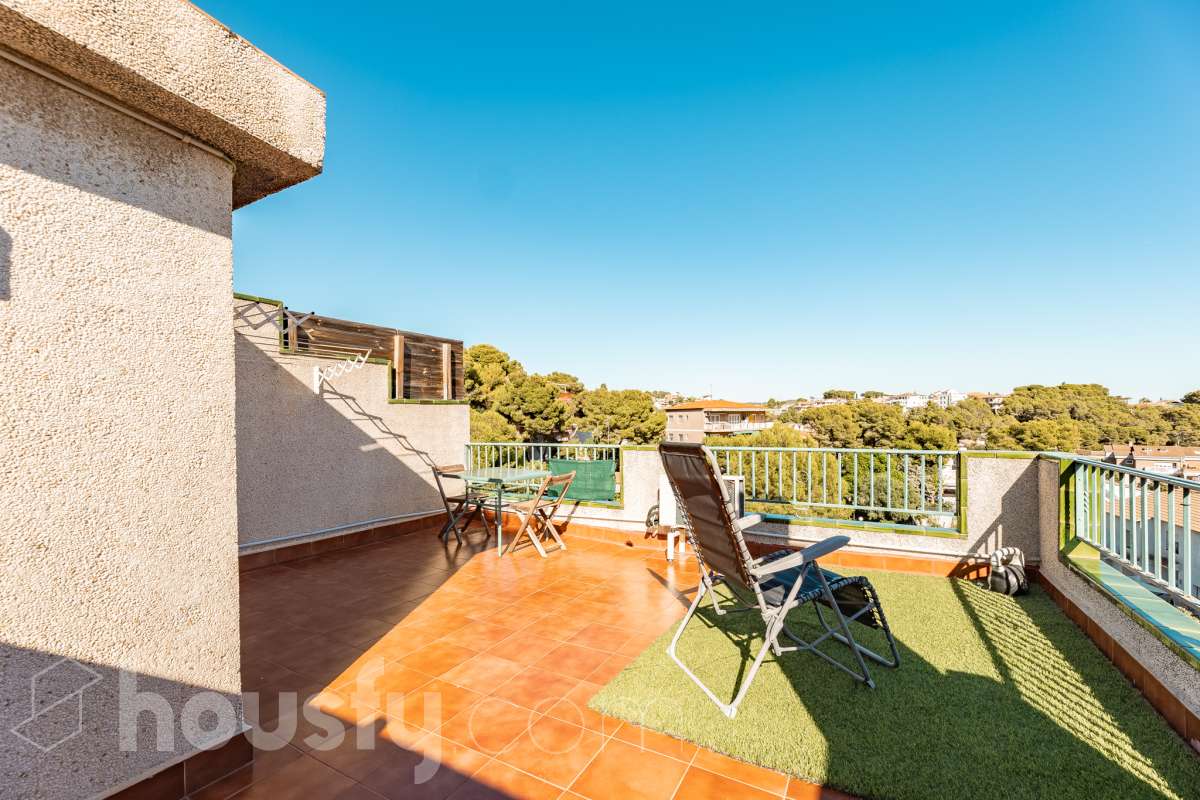 Housfy vende esta amplia casa en Segur de Calafell, ideal para quienes buscan comodidad, amplitud y espacios exteriores donde disfrutar del buen clima durante gran parte del año. La vivienda cuenta con una distribución funcional y acogedora, con un luminoso salón-comedor, cocina equipada, 3 dormitorios y 2 baños completos. Uno de sus principales atractivos son sus amplias y versátiles zonas exteriores. Dispone de jardín privado, piscina privada climatizada, terraza y balcón, espacios perfectos para relajarse, tomar el sol, disfrutar de comidas al aire libre o compartir momentos especiales con familiares y amigos. Gracias a la climatización de la piscina, podrás disfrutar de un baño durante más meses del año. La casa también cuenta con placas solares, aire acondicionado, calefacción y un práctico trastero que aporta un espacio adicional de almacenamiento. Una excelente oportunidad para quienes desean disfrutar de una vivienda espaciosa, con piscina privada climatizada y agradables zonas exteriores en Segur de Calafell. Zona y entorno: Situada en la zona del Jardí d’Europa, en Calafell, la vivienda se encuentra en un entorno residencial tranquilo y familiar. Una ubicación ideal para disfrutar de la calma y la privacidad, sin renunciar a la proximidad de los servicios, comercios y playas de la zona. Aviso legal El precio de venta no incluye gastos de la compraventa como notaría, registro, impuestos, ni tampoco honorarios agencia. Esta publicación no es vinculante. Consulta siempre la nota simple con Housfy antes de formalizar la compraventa. Sobre nosotros Housfy es la plataforma integral de servicios inmobiliarios. Nuestra combinación de expertos y tecnología pone al alcance de todo el mundo servicios cómodos, claros y seguros. AICAT número: 7922. Nos encargamos de la gestión y asesoramiento de la compra. ¡Olvídate de todo! Hacemos los trámites por ti. Y, si además necesitas financiación, ponemos a tu disposición un bróker hipotecario para ayudarte a conseguir las mejores condiciones para tu perfil económico. ¿Quieres visitarla? Contacta con Housfy y agenda tu visita sin compromiso. Más información en: housfy.com En cumplimiento de la Ley 8/2026 en Cataluña, el certificado de presencia o ausencia de amianto se encuentra en proceso de tramitación.-25