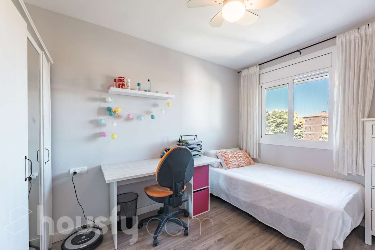 Housfy vende esta amplia casa en Segur de Calafell, ideal para quienes buscan comodidad, amplitud y espacios exteriores donde disfrutar del buen clima durante gran parte del año. La vivienda cuenta con una distribución funcional y acogedora, con un luminoso salón-comedor, cocina equipada, 3 dormitorios y 2 baños completos. Uno de sus principales atractivos son sus amplias y versátiles zonas exteriores. Dispone de jardín privado, piscina privada climatizada, terraza y balcón, espacios perfectos para relajarse, tomar el sol, disfrutar de comidas al aire libre o compartir momentos especiales con familiares y amigos. Gracias a la climatización de la piscina, podrás disfrutar de un baño durante más meses del año. La casa también cuenta con placas solares, aire acondicionado, calefacción y un práctico trastero que aporta un espacio adicional de almacenamiento. Una excelente oportunidad para quienes desean disfrutar de una vivienda espaciosa, con piscina privada climatizada y agradables zonas exteriores en Segur de Calafell. Zona y entorno: Situada en la zona del Jardí d’Europa, en Calafell, la vivienda se encuentra en un entorno residencial tranquilo y familiar. Una ubicación ideal para disfrutar de la calma y la privacidad, sin renunciar a la proximidad de los servicios, comercios y playas de la zona. Aviso legal El precio de venta no incluye gastos de la compraventa como notaría, registro, impuestos, ni tampoco honorarios agencia. Esta publicación no es vinculante. Consulta siempre la nota simple con Housfy antes de formalizar la compraventa. Sobre nosotros Housfy es la plataforma integral de servicios inmobiliarios. Nuestra combinación de expertos y tecnología pone al alcance de todo el mundo servicios cómodos, claros y seguros. AICAT número: 7922. Nos encargamos de la gestión y asesoramiento de la compra. ¡Olvídate de todo! Hacemos los trámites por ti. Y, si además necesitas financiación, ponemos a tu disposición un bróker hipotecario para ayudarte a conseguir las mejores condiciones para tu perfil económico. ¿Quieres visitarla? Contacta con Housfy y agenda tu visita sin compromiso. Más información en: housfy.com En cumplimiento de la Ley 8/2026 en Cataluña, el certificado de presencia o ausencia de amianto se encuentra en proceso de tramitación.-9