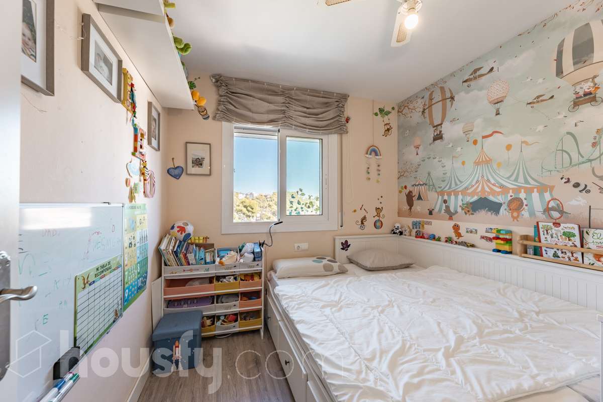 Housfy vende esta amplia casa en Segur de Calafell, ideal para quienes buscan comodidad, amplitud y espacios exteriores donde disfrutar del buen clima durante gran parte del año. La vivienda cuenta con una distribución funcional y acogedora, con un luminoso salón-comedor, cocina equipada, 3 dormitorios y 2 baños completos. Uno de sus principales atractivos son sus amplias y versátiles zonas exteriores. Dispone de jardín privado, piscina privada climatizada, terraza y balcón, espacios perfectos para relajarse, tomar el sol, disfrutar de comidas al aire libre o compartir momentos especiales con familiares y amigos. Gracias a la climatización de la piscina, podrás disfrutar de un baño durante más meses del año. La casa también cuenta con placas solares, aire acondicionado, calefacción y un práctico trastero que aporta un espacio adicional de almacenamiento. Una excelente oportunidad para quienes desean disfrutar de una vivienda espaciosa, con piscina privada climatizada y agradables zonas exteriores en Segur de Calafell. Zona y entorno: Situada en la zona del Jardí d’Europa, en Calafell, la vivienda se encuentra en un entorno residencial tranquilo y familiar. Una ubicación ideal para disfrutar de la calma y la privacidad, sin renunciar a la proximidad de los servicios, comercios y playas de la zona. Aviso legal El precio de venta no incluye gastos de la compraventa como notaría, registro, impuestos, ni tampoco honorarios agencia. Esta publicación no es vinculante. Consulta siempre la nota simple con Housfy antes de formalizar la compraventa. Sobre nosotros Housfy es la plataforma integral de servicios inmobiliarios. Nuestra combinación de expertos y tecnología pone al alcance de todo el mundo servicios cómodos, claros y seguros. AICAT número: 7922. Nos encargamos de la gestión y asesoramiento de la compra. ¡Olvídate de todo! Hacemos los trámites por ti. Y, si además necesitas financiación, ponemos a tu disposición un bróker hipotecario para ayudarte a conseguir las mejores condiciones para tu perfil económico. ¿Quieres visitarla? Contacta con Housfy y agenda tu visita sin compromiso. Más información en: housfy.com En cumplimiento de la Ley 8/2026 en Cataluña, el certificado de presencia o ausencia de amianto se encuentra en proceso de tramitación.-7