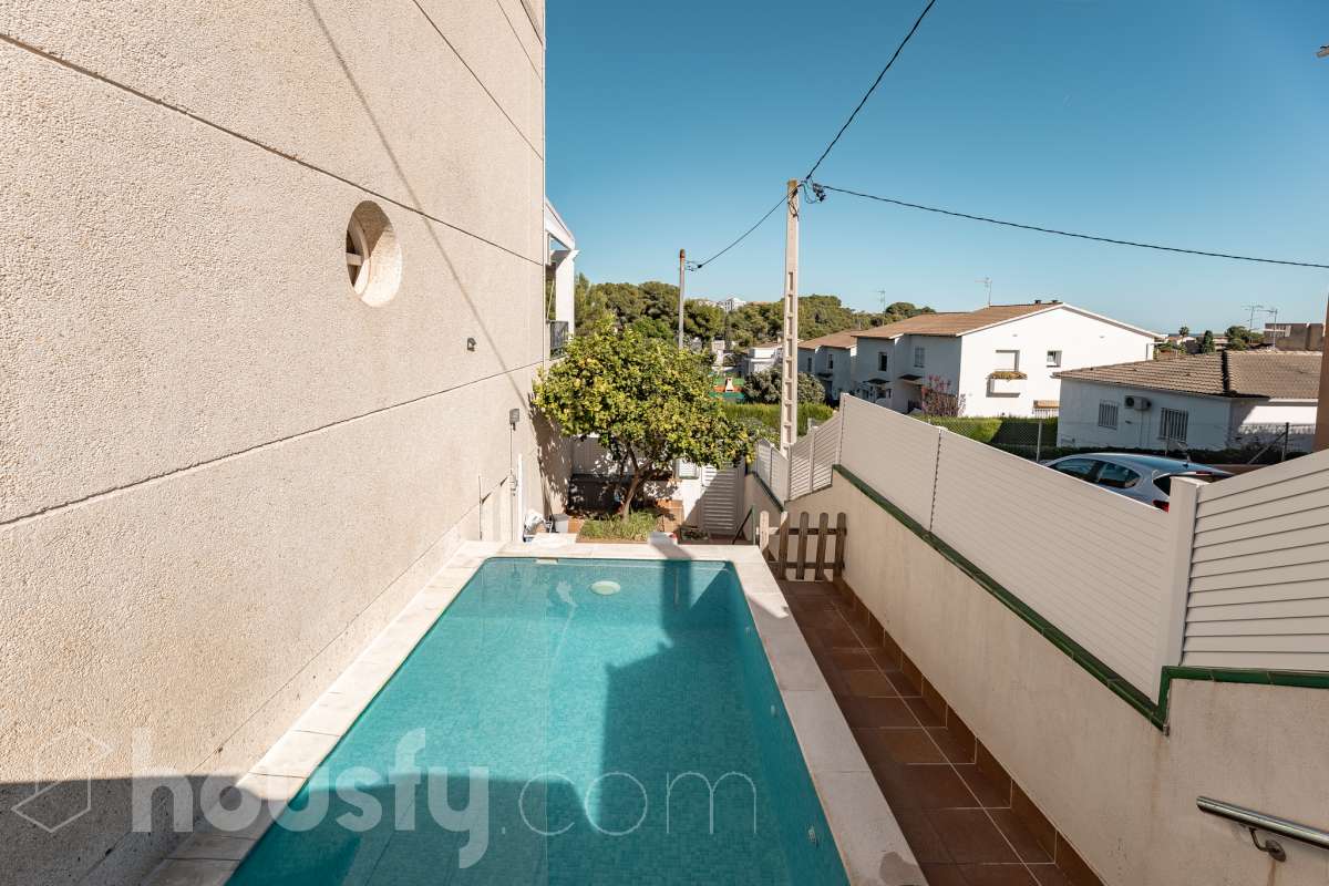 Housfy vende esta amplia casa en Segur de Calafell, ideal para quienes buscan comodidad, amplitud y espacios exteriores donde disfrutar del buen clima durante gran parte del año. La vivienda cuenta con una distribución funcional y acogedora, con un luminoso salón-comedor, cocina equipada, 3 dormitorios y 2 baños completos. Uno de sus principales atractivos son sus amplias y versátiles zonas exteriores. Dispone de jardín privado, piscina privada climatizada, terraza y balcón, espacios perfectos para relajarse, tomar el sol, disfrutar de comidas al aire libre o compartir momentos especiales con familiares y amigos. Gracias a la climatización de la piscina, podrás disfrutar de un baño durante más meses del año. La casa también cuenta con placas solares, aire acondicionado, calefacción y un práctico trastero que aporta un espacio adicional de almacenamiento. Una excelente oportunidad para quienes desean disfrutar de una vivienda espaciosa, con piscina privada climatizada y agradables zonas exteriores en Segur de Calafell. Zona y entorno: Situada en la zona del Jardí d’Europa, en Calafell, la vivienda se encuentra en un entorno residencial tranquilo y familiar. Una ubicación ideal para disfrutar de la calma y la privacidad, sin renunciar a la proximidad de los servicios, comercios y playas de la zona. Aviso legal El precio de venta no incluye gastos de la compraventa como notaría, registro, impuestos, ni tampoco honorarios agencia. Esta publicación no es vinculante. Consulta siempre la nota simple con Housfy antes de formalizar la compraventa. Sobre nosotros Housfy es la plataforma integral de servicios inmobiliarios. Nuestra combinación de expertos y tecnología pone al alcance de todo el mundo servicios cómodos, claros y seguros. AICAT número: 7922. Nos encargamos de la gestión y asesoramiento de la compra. ¡Olvídate de todo! Hacemos los trámites por ti. Y, si además necesitas financiación, ponemos a tu disposición un bróker hipotecario para ayudarte a conseguir las mejores condiciones para tu perfil económico. ¿Quieres visitarla? Contacta con Housfy y agenda tu visita sin compromiso. Más información en: housfy.com En cumplimiento de la Ley 8/2026 en Cataluña, el certificado de presencia o ausencia de amianto se encuentra en proceso de tramitación.-36