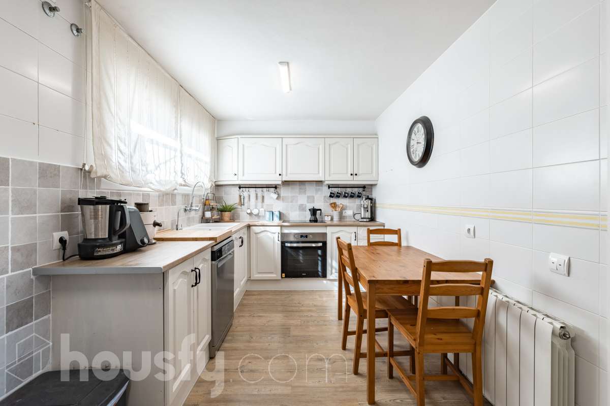 Housfy vende esta amplia casa en Segur de Calafell, ideal para quienes buscan comodidad, amplitud y espacios exteriores donde disfrutar del buen clima durante gran parte del año. La vivienda cuenta con una distribución funcional y acogedora, con un luminoso salón-comedor, cocina equipada, 3 dormitorios y 2 baños completos. Uno de sus principales atractivos son sus amplias y versátiles zonas exteriores. Dispone de jardín privado, piscina privada climatizada, terraza y balcón, espacios perfectos para relajarse, tomar el sol, disfrutar de comidas al aire libre o compartir momentos especiales con familiares y amigos. Gracias a la climatización de la piscina, podrás disfrutar de un baño durante más meses del año. La casa también cuenta con placas solares, aire acondicionado, calefacción y un práctico trastero que aporta un espacio adicional de almacenamiento. Una excelente oportunidad para quienes desean disfrutar de una vivienda espaciosa, con piscina privada climatizada y agradables zonas exteriores en Segur de Calafell. Zona y entorno: Situada en la zona del Jardí d’Europa, en Calafell, la vivienda se encuentra en un entorno residencial tranquilo y familiar. Una ubicación ideal para disfrutar de la calma y la privacidad, sin renunciar a la proximidad de los servicios, comercios y playas de la zona. Aviso legal El precio de venta no incluye gastos de la compraventa como notaría, registro, impuestos, ni tampoco honorarios agencia. Esta publicación no es vinculante. Consulta siempre la nota simple con Housfy antes de formalizar la compraventa. Sobre nosotros Housfy es la plataforma integral de servicios inmobiliarios. Nuestra combinación de expertos y tecnología pone al alcance de todo el mundo servicios cómodos, claros y seguros. AICAT número: 7922. Nos encargamos de la gestión y asesoramiento de la compra. ¡Olvídate de todo! Hacemos los trámites por ti. Y, si además necesitas financiación, ponemos a tu disposición un bróker hipotecario para ayudarte a conseguir las mejores condiciones para tu perfil económico. ¿Quieres visitarla? Contacta con Housfy y agenda tu visita sin compromiso. Más información en: housfy.com En cumplimiento de la Ley 8/2026 en Cataluña, el certificado de presencia o ausencia de amianto se encuentra en proceso de tramitación.-19