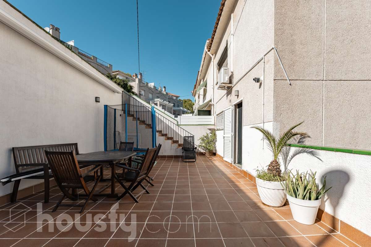 Housfy vende esta amplia casa en Segur de Calafell, ideal para quienes buscan comodidad, amplitud y espacios exteriores donde disfrutar del buen clima durante gran parte del año. La vivienda cuenta con una distribución funcional y acogedora, con un luminoso salón-comedor, cocina equipada, 3 dormitorios y 2 baños completos. Uno de sus principales atractivos son sus amplias y versátiles zonas exteriores. Dispone de jardín privado, piscina privada climatizada, terraza y balcón, espacios perfectos para relajarse, tomar el sol, disfrutar de comidas al aire libre o compartir momentos especiales con familiares y amigos. Gracias a la climatización de la piscina, podrás disfrutar de un baño durante más meses del año. La casa también cuenta con placas solares, aire acondicionado, calefacción y un práctico trastero que aporta un espacio adicional de almacenamiento. Una excelente oportunidad para quienes desean disfrutar de una vivienda espaciosa, con piscina privada climatizada y agradables zonas exteriores en Segur de Calafell. Zona y entorno: Situada en la zona del Jardí d’Europa, en Calafell, la vivienda se encuentra en un entorno residencial tranquilo y familiar. Una ubicación ideal para disfrutar de la calma y la privacidad, sin renunciar a la proximidad de los servicios, comercios y playas de la zona. Aviso legal El precio de venta no incluye gastos de la compraventa como notaría, registro, impuestos, ni tampoco honorarios agencia. Esta publicación no es vinculante. Consulta siempre la nota simple con Housfy antes de formalizar la compraventa. Sobre nosotros Housfy es la plataforma integral de servicios inmobiliarios. Nuestra combinación de expertos y tecnología pone al alcance de todo el mundo servicios cómodos, claros y seguros. AICAT número: 7922. Nos encargamos de la gestión y asesoramiento de la compra. ¡Olvídate de todo! Hacemos los trámites por ti. Y, si además necesitas financiación, ponemos a tu disposición un bróker hipotecario para ayudarte a conseguir las mejores condiciones para tu perfil económico. ¿Quieres visitarla? Contacta con Housfy y agenda tu visita sin compromiso. Más información en: housfy.com En cumplimiento de la Ley 8/2026 en Cataluña, el certificado de presencia o ausencia de amianto se encuentra en proceso de tramitación.-32