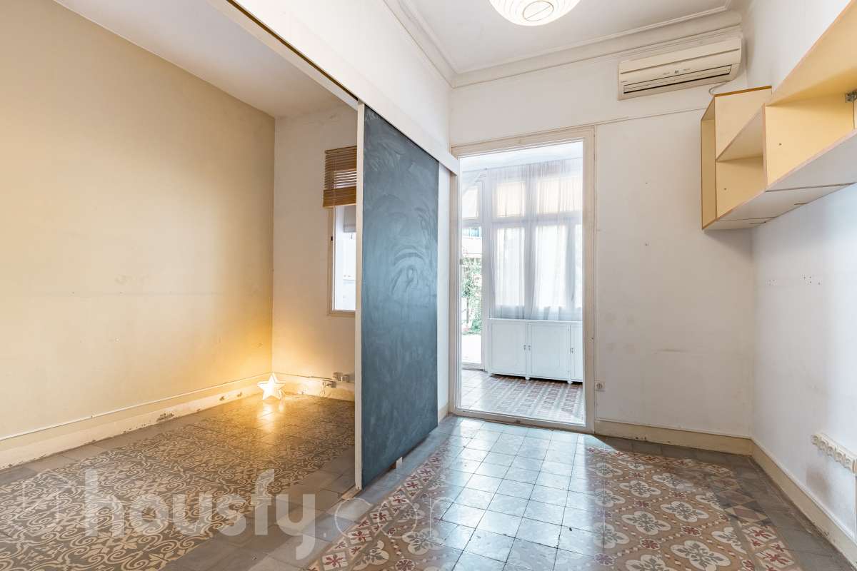 Housfy vende 🏡 casa con jardín en el Putxet i el Farró. Ubicada en una de las zonas más codiciadas, tranquilas y con mayor encanto de Barcelona, en el límite entre el bohemio barrio de Gràcia y la elegancia residencial de El Putxet, se encuentra esta singular propiedad unifamiliar construida en 1936. Una joya arquitectónica con carácter propio, ideal para quienes buscan el lujo de vivir en una casa independiente con espacios exteriores privados en pleno corazón de la ciudad. Distribución y espacios La vivienda cuenta con 172 m² construidos (verificados con la Dirección General de Catastro) distribuidos en varias plantas, ofreciendo una excelente versatilidad de reforma para adaptarla a tus necesidades: Planta Baja (75 m² + 90 m² de jardín): Amplio espacio principal con acceso directo a un extraordinario jardín privado de 90 m², un verdadero oasis urbano perfecto para crear zonas de chill-out, comedor exterior o zona ajardinada. Planta Primera (58 m² + 16 m² de terraza): Espacio ideal para dormitorios o zona de noche, con salida a una disfrutable terraza soleada de 16 m². Planta Segunda (49 m² de terraza solárium + Torreón): Gran terraza superior con vistas despejadas y acceso a un pequeño torreón independiente, un elemento arquitectónico único ideal como estudio, zona de lectura o mirador. Entorno, servicios y comunicaciones Ubicada en la intersección estratégica entre Vallcarca i els Penitents / El Putxet y la parte alta de Gràcia, la zona destaca por combinar la vida de barrio tradicional con la máxima tranquilidad residencial. Transporte y comunicaciones: Excelente conexión con el centro de la ciudad y las salidas de Barcelona. A pocos minutos a pie de las estaciones de metro Vallcarca (L3) y Lesseps (L3), así como de la estación de FGC El Putxet (L7). Múltiples líneas de autobús urbano (H6, V17, 22, 27) y rápido acceso en coche a la Ronda de Dalt. Servicios y equipamientos: Rodeada de comercios de proximidad, mercados tradicionales (Mercat de Lesseps), supermercados y una amplia oferta gastronómica. Próxima a prestigiosos centros educativos (públicos, concertados e internacionales) y centros sanitarios de primer nivel. Zonas verdes y cultura: A un paseo del emblemático Park Güell, el Parc del Putxet y las icónicas plazas de Gràcia. Oportunidad única de proyecto Una propiedad de 1936 con esta superficie exterior es un producto escaso y altamente demandado en Barcelona. Representa una oportunidad extraordinaria para desarrollar un proyecto de reforma integral respetando el encanto de la época o creando una residencia de diseño contemporáneo. ¿Quieres coordinar una visita o recibir más información? Contacta con nosotros sin compromiso. Aviso legal El precio de venta no incluye gastos de la compraventa como notaría, registro, impuestos, ni tampoco honorarios agencia. Esta publicación no es vinculante. Consulta siempre la nota simple con Housfy antes de formalizar la compraventa. Sobre nosotros Housfy es la plataforma integral de servicios inmobiliarios. Nuestra combinación de expertos y tecnología pone al alcance de todo el mundo servicios cómodos, claros y seguros. AICAT número: 7922. Nos encargamos de la gestión y asesoramiento de la compra. ¡Olvídate de todo! Hacemos los trámites por ti. Y, si además necesitas financiación, ponemos a tu disposición un bróker hipotecario para ayudarte a conseguir las mejores condiciones para tu perfil económico. ¿Quieres visitarla? Contacta con Housfy y agenda tu visita sin compromiso. Más información en: housfy.com En cumplimiento de la Ley 8/2026 en Cataluña, el certificado de presencia o ausencia de amianto se encuentra en proceso de tramitación.-22