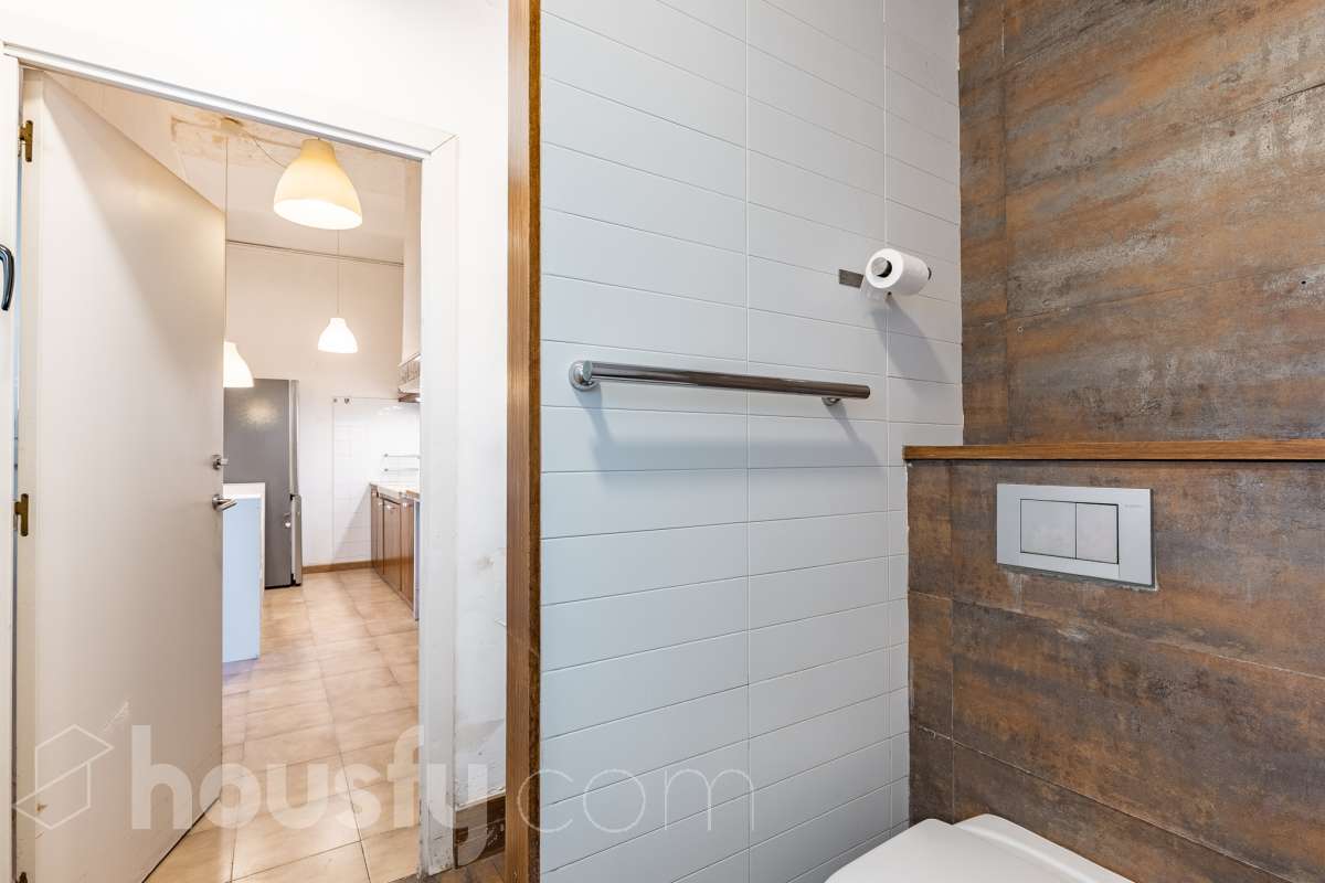 Housfy vende 🏡 casa con jardín en el Putxet i el Farró. Ubicada en una de las zonas más codiciadas, tranquilas y con mayor encanto de Barcelona, en el límite entre el bohemio barrio de Gràcia y la elegancia residencial de El Putxet, se encuentra esta singular propiedad unifamiliar construida en 1936. Una joya arquitectónica con carácter propio, ideal para quienes buscan el lujo de vivir en una casa independiente con espacios exteriores privados en pleno corazón de la ciudad. Distribución y espacios La vivienda cuenta con 172 m² construidos (verificados con la Dirección General de Catastro) distribuidos en varias plantas, ofreciendo una excelente versatilidad de reforma para adaptarla a tus necesidades: Planta Baja (75 m² + 90 m² de jardín): Amplio espacio principal con acceso directo a un extraordinario jardín privado de 90 m², un verdadero oasis urbano perfecto para crear zonas de chill-out, comedor exterior o zona ajardinada. Planta Primera (58 m² + 16 m² de terraza): Espacio ideal para dormitorios o zona de noche, con salida a una disfrutable terraza soleada de 16 m². Planta Segunda (49 m² de terraza solárium + Torreón): Gran terraza superior con vistas despejadas y acceso a un pequeño torreón independiente, un elemento arquitectónico único ideal como estudio, zona de lectura o mirador. Entorno, servicios y comunicaciones Ubicada en la intersección estratégica entre Vallcarca i els Penitents / El Putxet y la parte alta de Gràcia, la zona destaca por combinar la vida de barrio tradicional con la máxima tranquilidad residencial. Transporte y comunicaciones: Excelente conexión con el centro de la ciudad y las salidas de Barcelona. A pocos minutos a pie de las estaciones de metro Vallcarca (L3) y Lesseps (L3), así como de la estación de FGC El Putxet (L7). Múltiples líneas de autobús urbano (H6, V17, 22, 27) y rápido acceso en coche a la Ronda de Dalt. Servicios y equipamientos: Rodeada de comercios de proximidad, mercados tradicionales (Mercat de Lesseps), supermercados y una amplia oferta gastronómica. Próxima a prestigiosos centros educativos (públicos, concertados e internacionales) y centros sanitarios de primer nivel. Zonas verdes y cultura: A un paseo del emblemático Park Güell, el Parc del Putxet y las icónicas plazas de Gràcia. Oportunidad única de proyecto Una propiedad de 1936 con esta superficie exterior es un producto escaso y altamente demandado en Barcelona. Representa una oportunidad extraordinaria para desarrollar un proyecto de reforma integral respetando el encanto de la época o creando una residencia de diseño contemporáneo. ¿Quieres coordinar una visita o recibir más información? Contacta con nosotros sin compromiso. Aviso legal El precio de venta no incluye gastos de la compraventa como notaría, registro, impuestos, ni tampoco honorarios agencia. Esta publicación no es vinculante. Consulta siempre la nota simple con Housfy antes de formalizar la compraventa. Sobre nosotros Housfy es la plataforma integral de servicios inmobiliarios. Nuestra combinación de expertos y tecnología pone al alcance de todo el mundo servicios cómodos, claros y seguros. AICAT número: 7922. Nos encargamos de la gestión y asesoramiento de la compra. ¡Olvídate de todo! Hacemos los trámites por ti. Y, si además necesitas financiación, ponemos a tu disposición un bróker hipotecario para ayudarte a conseguir las mejores condiciones para tu perfil económico. ¿Quieres visitarla? Contacta con Housfy y agenda tu visita sin compromiso. Más información en: housfy.com En cumplimiento de la Ley 8/2026 en Cataluña, el certificado de presencia o ausencia de amianto se encuentra en proceso de tramitación.-18