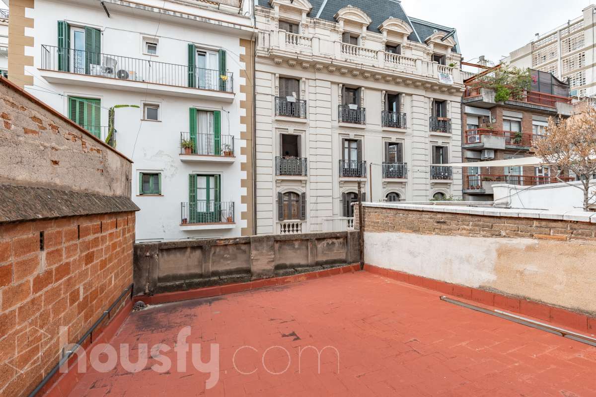 Housfy vende 🏡 casa con jardín en el Putxet i el Farró. Ubicada en una de las zonas más codiciadas, tranquilas y con mayor encanto de Barcelona, en el límite entre el bohemio barrio de Gràcia y la elegancia residencial de El Putxet, se encuentra esta singular propiedad unifamiliar construida en 1936. Una joya arquitectónica con carácter propio, ideal para quienes buscan el lujo de vivir en una casa independiente con espacios exteriores privados en pleno corazón de la ciudad. Distribución y espacios La vivienda cuenta con 172 m² construidos (verificados con la Dirección General de Catastro) distribuidos en varias plantas, ofreciendo una excelente versatilidad de reforma para adaptarla a tus necesidades: Planta Baja (75 m² + 90 m² de jardín): Amplio espacio principal con acceso directo a un extraordinario jardín privado de 90 m², un verdadero oasis urbano perfecto para crear zonas de chill-out, comedor exterior o zona ajardinada. Planta Primera (58 m² + 16 m² de terraza): Espacio ideal para dormitorios o zona de noche, con salida a una disfrutable terraza soleada de 16 m². Planta Segunda (49 m² de terraza solárium + Torreón): Gran terraza superior con vistas despejadas y acceso a un pequeño torreón independiente, un elemento arquitectónico único ideal como estudio, zona de lectura o mirador. Entorno, servicios y comunicaciones Ubicada en la intersección estratégica entre Vallcarca i els Penitents / El Putxet y la parte alta de Gràcia, la zona destaca por combinar la vida de barrio tradicional con la máxima tranquilidad residencial. Transporte y comunicaciones: Excelente conexión con el centro de la ciudad y las salidas de Barcelona. A pocos minutos a pie de las estaciones de metro Vallcarca (L3) y Lesseps (L3), así como de la estación de FGC El Putxet (L7). Múltiples líneas de autobús urbano (H6, V17, 22, 27) y rápido acceso en coche a la Ronda de Dalt. Servicios y equipamientos: Rodeada de comercios de proximidad, mercados tradicionales (Mercat de Lesseps), supermercados y una amplia oferta gastronómica. Próxima a prestigiosos centros educativos (públicos, concertados e internacionales) y centros sanitarios de primer nivel. Zonas verdes y cultura: A un paseo del emblemático Park Güell, el Parc del Putxet y las icónicas plazas de Gràcia. Oportunidad única de proyecto Una propiedad de 1936 con esta superficie exterior es un producto escaso y altamente demandado en Barcelona. Representa una oportunidad extraordinaria para desarrollar un proyecto de reforma integral respetando el encanto de la época o creando una residencia de diseño contemporáneo. ¿Quieres coordinar una visita o recibir más información? Contacta con nosotros sin compromiso. Aviso legal El precio de venta no incluye gastos de la compraventa como notaría, registro, impuestos, ni tampoco honorarios agencia. Esta publicación no es vinculante. Consulta siempre la nota simple con Housfy antes de formalizar la compraventa. Sobre nosotros Housfy es la plataforma integral de servicios inmobiliarios. Nuestra combinación de expertos y tecnología pone al alcance de todo el mundo servicios cómodos, claros y seguros. AICAT número: 7922. Nos encargamos de la gestión y asesoramiento de la compra. ¡Olvídate de todo! Hacemos los trámites por ti. Y, si además necesitas financiación, ponemos a tu disposición un bróker hipotecario para ayudarte a conseguir las mejores condiciones para tu perfil económico. ¿Quieres visitarla? Contacta con Housfy y agenda tu visita sin compromiso. Más información en: housfy.com En cumplimiento de la Ley 8/2026 en Cataluña, el certificado de presencia o ausencia de amianto se encuentra en proceso de tramitación.-53