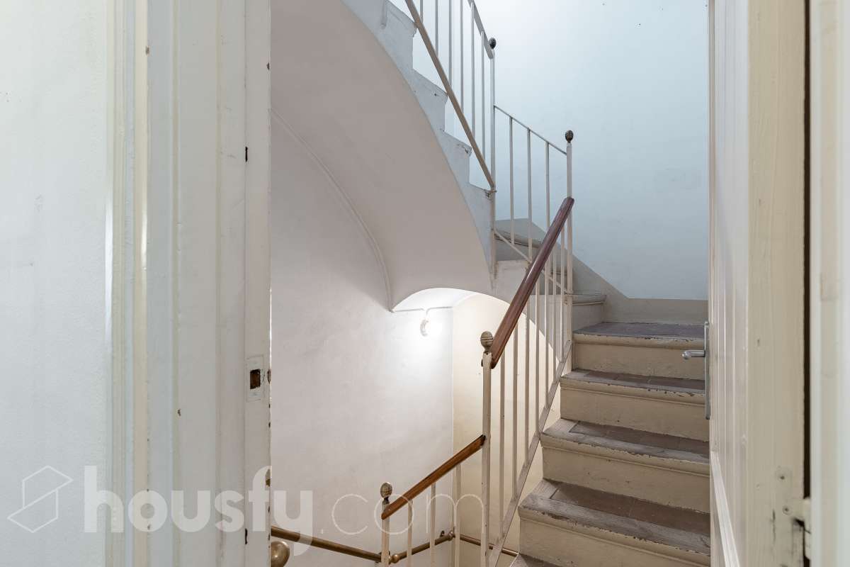 Housfy vende 🏡 casa con jardín en el Putxet i el Farró. Ubicada en una de las zonas más codiciadas, tranquilas y con mayor encanto de Barcelona, en el límite entre el bohemio barrio de Gràcia y la elegancia residencial de El Putxet, se encuentra esta singular propiedad unifamiliar construida en 1936. Una joya arquitectónica con carácter propio, ideal para quienes buscan el lujo de vivir en una casa independiente con espacios exteriores privados en pleno corazón de la ciudad. Distribución y espacios La vivienda cuenta con 172 m² construidos (verificados con la Dirección General de Catastro) distribuidos en varias plantas, ofreciendo una excelente versatilidad de reforma para adaptarla a tus necesidades: Planta Baja (75 m² + 90 m² de jardín): Amplio espacio principal con acceso directo a un extraordinario jardín privado de 90 m², un verdadero oasis urbano perfecto para crear zonas de chill-out, comedor exterior o zona ajardinada. Planta Primera (58 m² + 16 m² de terraza): Espacio ideal para dormitorios o zona de noche, con salida a una disfrutable terraza soleada de 16 m². Planta Segunda (49 m² de terraza solárium + Torreón): Gran terraza superior con vistas despejadas y acceso a un pequeño torreón independiente, un elemento arquitectónico único ideal como estudio, zona de lectura o mirador. Entorno, servicios y comunicaciones Ubicada en la intersección estratégica entre Vallcarca i els Penitents / El Putxet y la parte alta de Gràcia, la zona destaca por combinar la vida de barrio tradicional con la máxima tranquilidad residencial. Transporte y comunicaciones: Excelente conexión con el centro de la ciudad y las salidas de Barcelona. A pocos minutos a pie de las estaciones de metro Vallcarca (L3) y Lesseps (L3), así como de la estación de FGC El Putxet (L7). Múltiples líneas de autobús urbano (H6, V17, 22, 27) y rápido acceso en coche a la Ronda de Dalt. Servicios y equipamientos: Rodeada de comercios de proximidad, mercados tradicionales (Mercat de Lesseps), supermercados y una amplia oferta gastronómica. Próxima a prestigiosos centros educativos (públicos, concertados e internacionales) y centros sanitarios de primer nivel. Zonas verdes y cultura: A un paseo del emblemático Park Güell, el Parc del Putxet y las icónicas plazas de Gràcia. Oportunidad única de proyecto Una propiedad de 1936 con esta superficie exterior es un producto escaso y altamente demandado en Barcelona. Representa una oportunidad extraordinaria para desarrollar un proyecto de reforma integral respetando el encanto de la época o creando una residencia de diseño contemporáneo. ¿Quieres coordinar una visita o recibir más información? Contacta con nosotros sin compromiso. Aviso legal El precio de venta no incluye gastos de la compraventa como notaría, registro, impuestos, ni tampoco honorarios agencia. Esta publicación no es vinculante. Consulta siempre la nota simple con Housfy antes de formalizar la compraventa. Sobre nosotros Housfy es la plataforma integral de servicios inmobiliarios. Nuestra combinación de expertos y tecnología pone al alcance de todo el mundo servicios cómodos, claros y seguros. AICAT número: 7922. Nos encargamos de la gestión y asesoramiento de la compra. ¡Olvídate de todo! Hacemos los trámites por ti. Y, si además necesitas financiación, ponemos a tu disposición un bróker hipotecario para ayudarte a conseguir las mejores condiciones para tu perfil económico. ¿Quieres visitarla? Contacta con Housfy y agenda tu visita sin compromiso. Más información en: housfy.com En cumplimiento de la Ley 8/2026 en Cataluña, el certificado de presencia o ausencia de amianto se encuentra en proceso de tramitación.-20