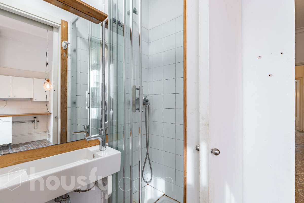 Housfy vende 🏡 casa con jardín en el Putxet i el Farró. Ubicada en una de las zonas más codiciadas, tranquilas y con mayor encanto de Barcelona, en el límite entre el bohemio barrio de Gràcia y la elegancia residencial de El Putxet, se encuentra esta singular propiedad unifamiliar construida en 1936. Una joya arquitectónica con carácter propio, ideal para quienes buscan el lujo de vivir en una casa independiente con espacios exteriores privados en pleno corazón de la ciudad. Distribución y espacios La vivienda cuenta con 172 m² construidos (verificados con la Dirección General de Catastro) distribuidos en varias plantas, ofreciendo una excelente versatilidad de reforma para adaptarla a tus necesidades: Planta Baja (75 m² + 90 m² de jardín): Amplio espacio principal con acceso directo a un extraordinario jardín privado de 90 m², un verdadero oasis urbano perfecto para crear zonas de chill-out, comedor exterior o zona ajardinada. Planta Primera (58 m² + 16 m² de terraza): Espacio ideal para dormitorios o zona de noche, con salida a una disfrutable terraza soleada de 16 m². Planta Segunda (49 m² de terraza solárium + Torreón): Gran terraza superior con vistas despejadas y acceso a un pequeño torreón independiente, un elemento arquitectónico único ideal como estudio, zona de lectura o mirador. Entorno, servicios y comunicaciones Ubicada en la intersección estratégica entre Vallcarca i els Penitents / El Putxet y la parte alta de Gràcia, la zona destaca por combinar la vida de barrio tradicional con la máxima tranquilidad residencial. Transporte y comunicaciones: Excelente conexión con el centro de la ciudad y las salidas de Barcelona. A pocos minutos a pie de las estaciones de metro Vallcarca (L3) y Lesseps (L3), así como de la estación de FGC El Putxet (L7). Múltiples líneas de autobús urbano (H6, V17, 22, 27) y rápido acceso en coche a la Ronda de Dalt. Servicios y equipamientos: Rodeada de comercios de proximidad, mercados tradicionales (Mercat de Lesseps), supermercados y una amplia oferta gastronómica. Próxima a prestigiosos centros educativos (públicos, concertados e internacionales) y centros sanitarios de primer nivel. Zonas verdes y cultura: A un paseo del emblemático Park Güell, el Parc del Putxet y las icónicas plazas de Gràcia. Oportunidad única de proyecto Una propiedad de 1936 con esta superficie exterior es un producto escaso y altamente demandado en Barcelona. Representa una oportunidad extraordinaria para desarrollar un proyecto de reforma integral respetando el encanto de la época o creando una residencia de diseño contemporáneo. ¿Quieres coordinar una visita o recibir más información? Contacta con nosotros sin compromiso. Aviso legal El precio de venta no incluye gastos de la compraventa como notaría, registro, impuestos, ni tampoco honorarios agencia. Esta publicación no es vinculante. Consulta siempre la nota simple con Housfy antes de formalizar la compraventa. Sobre nosotros Housfy es la plataforma integral de servicios inmobiliarios. Nuestra combinación de expertos y tecnología pone al alcance de todo el mundo servicios cómodos, claros y seguros. AICAT número: 7922. Nos encargamos de la gestión y asesoramiento de la compra. ¡Olvídate de todo! Hacemos los trámites por ti. Y, si además necesitas financiación, ponemos a tu disposición un bróker hipotecario para ayudarte a conseguir las mejores condiciones para tu perfil económico. ¿Quieres visitarla? Contacta con Housfy y agenda tu visita sin compromiso. Más información en: housfy.com En cumplimiento de la Ley 8/2026 en Cataluña, el certificado de presencia o ausencia de amianto se encuentra en proceso de tramitación.-46
