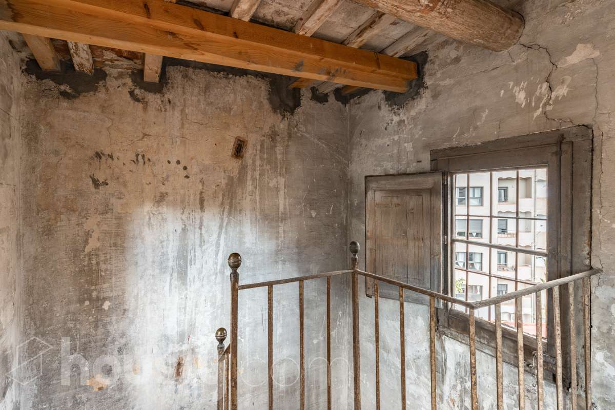 Housfy vende 🏡 casa con jardín en el Putxet i el Farró. Ubicada en una de las zonas más codiciadas, tranquilas y con mayor encanto de Barcelona, en el límite entre el bohemio barrio de Gràcia y la elegancia residencial de El Putxet, se encuentra esta singular propiedad unifamiliar construida en 1936. Una joya arquitectónica con carácter propio, ideal para quienes buscan el lujo de vivir en una casa independiente con espacios exteriores privados en pleno corazón de la ciudad. Distribución y espacios La vivienda cuenta con 172 m² construidos (verificados con la Dirección General de Catastro) distribuidos en varias plantas, ofreciendo una excelente versatilidad de reforma para adaptarla a tus necesidades: Planta Baja (75 m² + 90 m² de jardín): Amplio espacio principal con acceso directo a un extraordinario jardín privado de 90 m², un verdadero oasis urbano perfecto para crear zonas de chill-out, comedor exterior o zona ajardinada. Planta Primera (58 m² + 16 m² de terraza): Espacio ideal para dormitorios o zona de noche, con salida a una disfrutable terraza soleada de 16 m². Planta Segunda (49 m² de terraza solárium + Torreón): Gran terraza superior con vistas despejadas y acceso a un pequeño torreón independiente, un elemento arquitectónico único ideal como estudio, zona de lectura o mirador. Entorno, servicios y comunicaciones Ubicada en la intersección estratégica entre Vallcarca i els Penitents / El Putxet y la parte alta de Gràcia, la zona destaca por combinar la vida de barrio tradicional con la máxima tranquilidad residencial. Transporte y comunicaciones: Excelente conexión con el centro de la ciudad y las salidas de Barcelona. A pocos minutos a pie de las estaciones de metro Vallcarca (L3) y Lesseps (L3), así como de la estación de FGC El Putxet (L7). Múltiples líneas de autobús urbano (H6, V17, 22, 27) y rápido acceso en coche a la Ronda de Dalt. Servicios y equipamientos: Rodeada de comercios de proximidad, mercados tradicionales (Mercat de Lesseps), supermercados y una amplia oferta gastronómica. Próxima a prestigiosos centros educativos (públicos, concertados e internacionales) y centros sanitarios de primer nivel. Zonas verdes y cultura: A un paseo del emblemático Park Güell, el Parc del Putxet y las icónicas plazas de Gràcia. Oportunidad única de proyecto Una propiedad de 1936 con esta superficie exterior es un producto escaso y altamente demandado en Barcelona. Representa una oportunidad extraordinaria para desarrollar un proyecto de reforma integral respetando el encanto de la época o creando una residencia de diseño contemporáneo. ¿Quieres coordinar una visita o recibir más información? Contacta con nosotros sin compromiso. Aviso legal El precio de venta no incluye gastos de la compraventa como notaría, registro, impuestos, ni tampoco honorarios agencia. Esta publicación no es vinculante. Consulta siempre la nota simple con Housfy antes de formalizar la compraventa. Sobre nosotros Housfy es la plataforma integral de servicios inmobiliarios. Nuestra combinación de expertos y tecnología pone al alcance de todo el mundo servicios cómodos, claros y seguros. AICAT número: 7922. Nos encargamos de la gestión y asesoramiento de la compra. ¡Olvídate de todo! Hacemos los trámites por ti. Y, si además necesitas financiación, ponemos a tu disposición un bróker hipotecario para ayudarte a conseguir las mejores condiciones para tu perfil económico. ¿Quieres visitarla? Contacta con Housfy y agenda tu visita sin compromiso. Más información en: housfy.com En cumplimiento de la Ley 8/2026 en Cataluña, el certificado de presencia o ausencia de amianto se encuentra en proceso de tramitación.-62