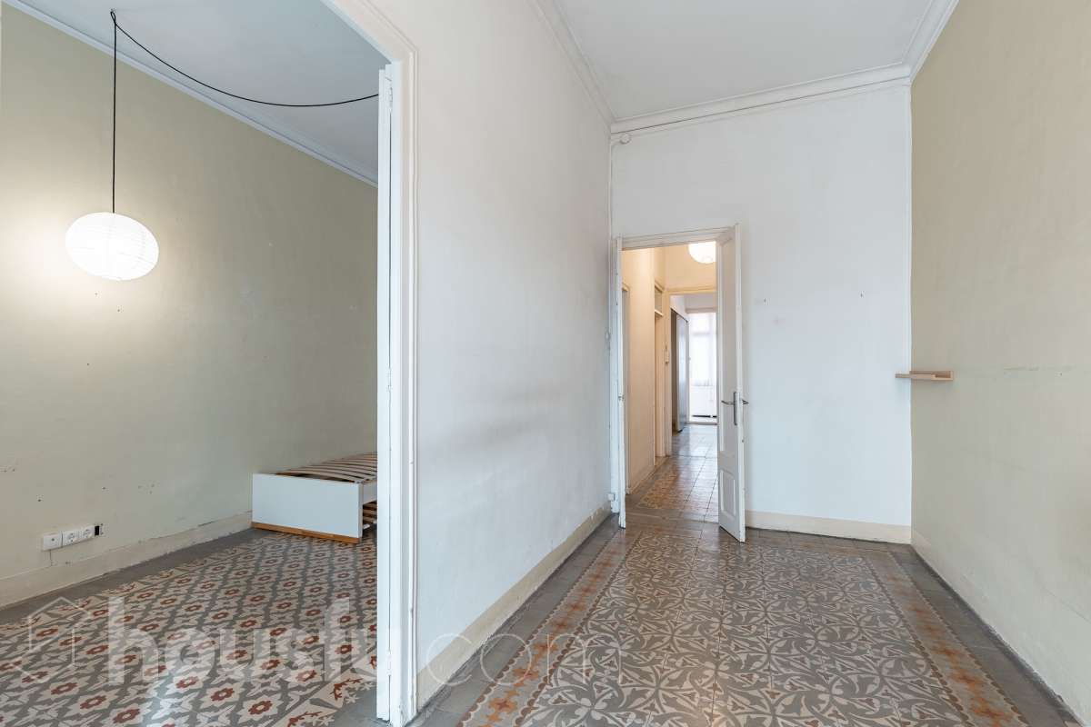 Housfy vende 🏡 casa con jardín en el Putxet i el Farró. Ubicada en una de las zonas más codiciadas, tranquilas y con mayor encanto de Barcelona, en el límite entre el bohemio barrio de Gràcia y la elegancia residencial de El Putxet, se encuentra esta singular propiedad unifamiliar construida en 1936. Una joya arquitectónica con carácter propio, ideal para quienes buscan el lujo de vivir en una casa independiente con espacios exteriores privados en pleno corazón de la ciudad. Distribución y espacios La vivienda cuenta con 172 m² construidos (verificados con la Dirección General de Catastro) distribuidos en varias plantas, ofreciendo una excelente versatilidad de reforma para adaptarla a tus necesidades: Planta Baja (75 m² + 90 m² de jardín): Amplio espacio principal con acceso directo a un extraordinario jardín privado de 90 m², un verdadero oasis urbano perfecto para crear zonas de chill-out, comedor exterior o zona ajardinada. Planta Primera (58 m² + 16 m² de terraza): Espacio ideal para dormitorios o zona de noche, con salida a una disfrutable terraza soleada de 16 m². Planta Segunda (49 m² de terraza solárium + Torreón): Gran terraza superior con vistas despejadas y acceso a un pequeño torreón independiente, un elemento arquitectónico único ideal como estudio, zona de lectura o mirador. Entorno, servicios y comunicaciones Ubicada en la intersección estratégica entre Vallcarca i els Penitents / El Putxet y la parte alta de Gràcia, la zona destaca por combinar la vida de barrio tradicional con la máxima tranquilidad residencial. Transporte y comunicaciones: Excelente conexión con el centro de la ciudad y las salidas de Barcelona. A pocos minutos a pie de las estaciones de metro Vallcarca (L3) y Lesseps (L3), así como de la estación de FGC El Putxet (L7). Múltiples líneas de autobús urbano (H6, V17, 22, 27) y rápido acceso en coche a la Ronda de Dalt. Servicios y equipamientos: Rodeada de comercios de proximidad, mercados tradicionales (Mercat de Lesseps), supermercados y una amplia oferta gastronómica. Próxima a prestigiosos centros educativos (públicos, concertados e internacionales) y centros sanitarios de primer nivel. Zonas verdes y cultura: A un paseo del emblemático Park Güell, el Parc del Putxet y las icónicas plazas de Gràcia. Oportunidad única de proyecto Una propiedad de 1936 con esta superficie exterior es un producto escaso y altamente demandado en Barcelona. Representa una oportunidad extraordinaria para desarrollar un proyecto de reforma integral respetando el encanto de la época o creando una residencia de diseño contemporáneo. ¿Quieres coordinar una visita o recibir más información? Contacta con nosotros sin compromiso. Aviso legal El precio de venta no incluye gastos de la compraventa como notaría, registro, impuestos, ni tampoco honorarios agencia. Esta publicación no es vinculante. Consulta siempre la nota simple con Housfy antes de formalizar la compraventa. Sobre nosotros Housfy es la plataforma integral de servicios inmobiliarios. Nuestra combinación de expertos y tecnología pone al alcance de todo el mundo servicios cómodos, claros y seguros. AICAT número: 7922. Nos encargamos de la gestión y asesoramiento de la compra. ¡Olvídate de todo! Hacemos los trámites por ti. Y, si además necesitas financiación, ponemos a tu disposición un bróker hipotecario para ayudarte a conseguir las mejores condiciones para tu perfil económico. ¿Quieres visitarla? Contacta con Housfy y agenda tu visita sin compromiso. Más información en: housfy.com En cumplimiento de la Ley 8/2026 en Cataluña, el certificado de presencia o ausencia de amianto se encuentra en proceso de tramitación.-35