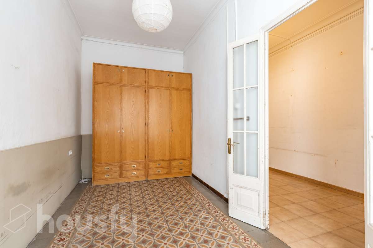Housfy vende 🏡 casa con jardín en el Putxet i el Farró. Ubicada en una de las zonas más codiciadas, tranquilas y con mayor encanto de Barcelona, en el límite entre el bohemio barrio de Gràcia y la elegancia residencial de El Putxet, se encuentra esta singular propiedad unifamiliar construida en 1936. Una joya arquitectónica con carácter propio, ideal para quienes buscan el lujo de vivir en una casa independiente con espacios exteriores privados en pleno corazón de la ciudad. Distribución y espacios La vivienda cuenta con 172 m² construidos (verificados con la Dirección General de Catastro) distribuidos en varias plantas, ofreciendo una excelente versatilidad de reforma para adaptarla a tus necesidades: Planta Baja (75 m² + 90 m² de jardín): Amplio espacio principal con acceso directo a un extraordinario jardín privado de 90 m², un verdadero oasis urbano perfecto para crear zonas de chill-out, comedor exterior o zona ajardinada. Planta Primera (58 m² + 16 m² de terraza): Espacio ideal para dormitorios o zona de noche, con salida a una disfrutable terraza soleada de 16 m². Planta Segunda (49 m² de terraza solárium + Torreón): Gran terraza superior con vistas despejadas y acceso a un pequeño torreón independiente, un elemento arquitectónico único ideal como estudio, zona de lectura o mirador. Entorno, servicios y comunicaciones Ubicada en la intersección estratégica entre Vallcarca i els Penitents / El Putxet y la parte alta de Gràcia, la zona destaca por combinar la vida de barrio tradicional con la máxima tranquilidad residencial. Transporte y comunicaciones: Excelente conexión con el centro de la ciudad y las salidas de Barcelona. A pocos minutos a pie de las estaciones de metro Vallcarca (L3) y Lesseps (L3), así como de la estación de FGC El Putxet (L7). Múltiples líneas de autobús urbano (H6, V17, 22, 27) y rápido acceso en coche a la Ronda de Dalt. Servicios y equipamientos: Rodeada de comercios de proximidad, mercados tradicionales (Mercat de Lesseps), supermercados y una amplia oferta gastronómica. Próxima a prestigiosos centros educativos (públicos, concertados e internacionales) y centros sanitarios de primer nivel. Zonas verdes y cultura: A un paseo del emblemático Park Güell, el Parc del Putxet y las icónicas plazas de Gràcia. Oportunidad única de proyecto Una propiedad de 1936 con esta superficie exterior es un producto escaso y altamente demandado en Barcelona. Representa una oportunidad extraordinaria para desarrollar un proyecto de reforma integral respetando el encanto de la época o creando una residencia de diseño contemporáneo. ¿Quieres coordinar una visita o recibir más información? Contacta con nosotros sin compromiso. Aviso legal El precio de venta no incluye gastos de la compraventa como notaría, registro, impuestos, ni tampoco honorarios agencia. Esta publicación no es vinculante. Consulta siempre la nota simple con Housfy antes de formalizar la compraventa. Sobre nosotros Housfy es la plataforma integral de servicios inmobiliarios. Nuestra combinación de expertos y tecnología pone al alcance de todo el mundo servicios cómodos, claros y seguros. AICAT número: 7922. Nos encargamos de la gestión y asesoramiento de la compra. ¡Olvídate de todo! Hacemos los trámites por ti. Y, si además necesitas financiación, ponemos a tu disposición un bróker hipotecario para ayudarte a conseguir las mejores condiciones para tu perfil económico. ¿Quieres visitarla? Contacta con Housfy y agenda tu visita sin compromiso. Más información en: housfy.com En cumplimiento de la Ley 8/2026 en Cataluña, el certificado de presencia o ausencia de amianto se encuentra en proceso de tramitación.-11