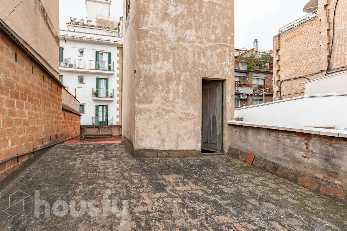 Housfy vende 🏡 casa con jardín en el Putxet i el Farró. Ubicada en una de las zonas más codiciadas, tranquilas y con mayor encanto de Barcelona, en el límite entre el bohemio barrio de Gràcia y la elegancia residencial de El Putxet, se encuentra esta singular propiedad unifamiliar construida en 1936. Una joya arquitectónica con carácter propio, ideal para quienes buscan el lujo de vivir en una casa independiente con espacios exteriores privados en pleno corazón de la ciudad. Distribución y espacios La vivienda cuenta con 172 m² construidos (verificados con la Dirección General de Catastro) distribuidos en varias plantas, ofreciendo una excelente versatilidad de reforma para adaptarla a tus necesidades: Planta Baja (75 m² + 90 m² de jardín): Amplio espacio principal con acceso directo a un extraordinario jardín privado de 90 m², un verdadero oasis urbano perfecto para crear zonas de chill-out, comedor exterior o zona ajardinada. Planta Primera (58 m² + 16 m² de terraza): Espacio ideal para dormitorios o zona de noche, con salida a una disfrutable terraza soleada de 16 m². Planta Segunda (49 m² de terraza solárium + Torreón): Gran terraza superior con vistas despejadas y acceso a un pequeño torreón independiente, un elemento arquitectónico único ideal como estudio, zona de lectura o mirador. Entorno, servicios y comunicaciones Ubicada en la intersección estratégica entre Vallcarca i els Penitents / El Putxet y la parte alta de Gràcia, la zona destaca por combinar la vida de barrio tradicional con la máxima tranquilidad residencial. Transporte y comunicaciones: Excelente conexión con el centro de la ciudad y las salidas de Barcelona. A pocos minutos a pie de las estaciones de metro Vallcarca (L3) y Lesseps (L3), así como de la estación de FGC El Putxet (L7). Múltiples líneas de autobús urbano (H6, V17, 22, 27) y rápido acceso en coche a la Ronda de Dalt. Servicios y equipamientos: Rodeada de comercios de proximidad, mercados tradicionales (Mercat de Lesseps), supermercados y una amplia oferta gastronómica. Próxima a prestigiosos centros educativos (públicos, concertados e internacionales) y centros sanitarios de primer nivel. Zonas verdes y cultura: A un paseo del emblemático Park Güell, el Parc del Putxet y las icónicas plazas de Gràcia. Oportunidad única de proyecto Una propiedad de 1936 con esta superficie exterior es un producto escaso y altamente demandado en Barcelona. Representa una oportunidad extraordinaria para desarrollar un proyecto de reforma integral respetando el encanto de la época o creando una residencia de diseño contemporáneo. ¿Quieres coordinar una visita o recibir más información? Contacta con nosotros sin compromiso. Aviso legal El precio de venta no incluye gastos de la compraventa como notaría, registro, impuestos, ni tampoco honorarios agencia. Esta publicación no es vinculante. Consulta siempre la nota simple con Housfy antes de formalizar la compraventa. Sobre nosotros Housfy es la plataforma integral de servicios inmobiliarios. Nuestra combinación de expertos y tecnología pone al alcance de todo el mundo servicios cómodos, claros y seguros. AICAT número: 7922. Nos encargamos de la gestión y asesoramiento de la compra. ¡Olvídate de todo! Hacemos los trámites por ti. Y, si además necesitas financiación, ponemos a tu disposición un bróker hipotecario para ayudarte a conseguir las mejores condiciones para tu perfil económico. ¿Quieres visitarla? Contacta con Housfy y agenda tu visita sin compromiso. Más información en: housfy.com En cumplimiento de la Ley 8/2026 en Cataluña, el certificado de presencia o ausencia de amianto se encuentra en proceso de tramitación.-54
