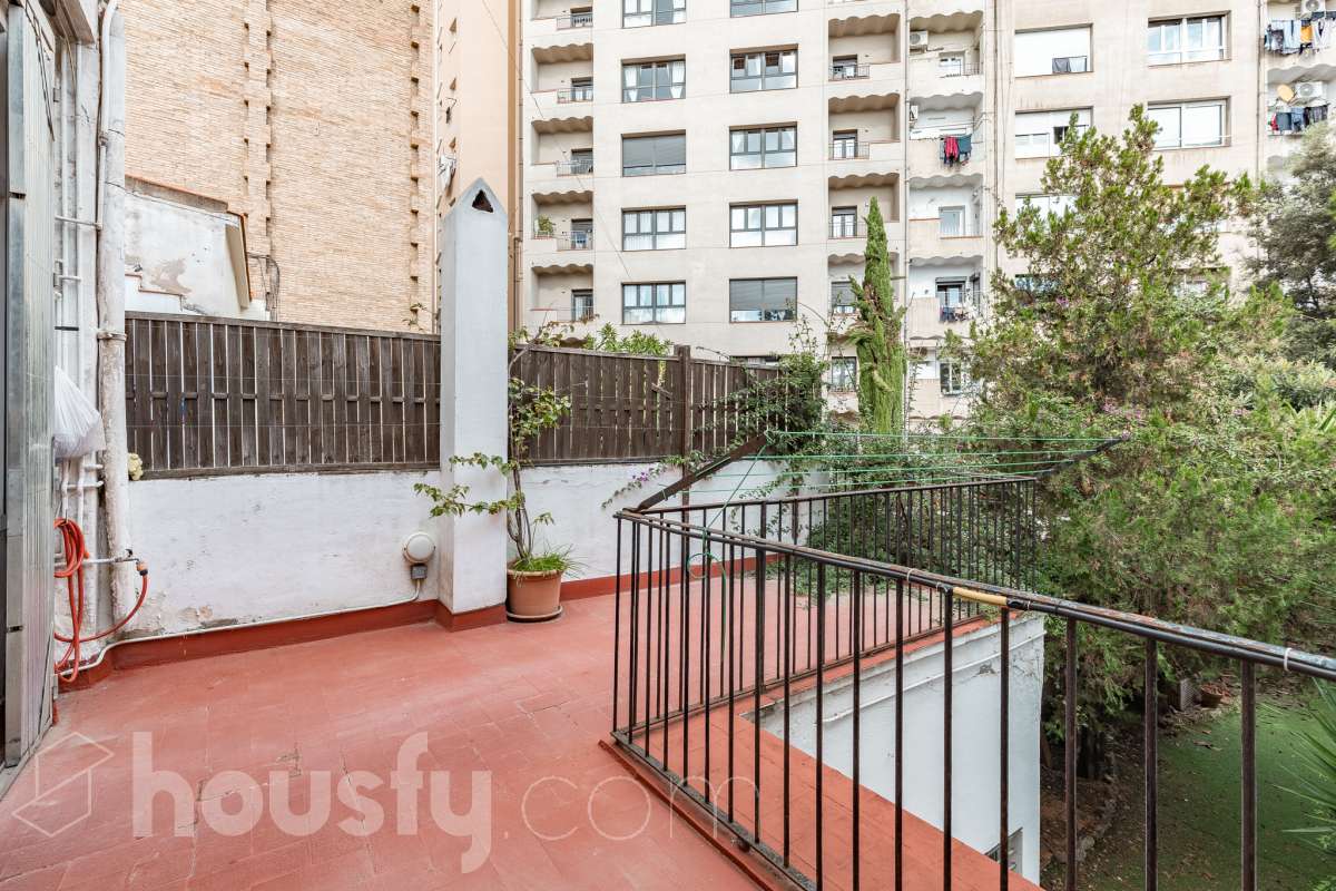 Housfy vende 🏡 casa con jardín en el Putxet i el Farró. Ubicada en una de las zonas más codiciadas, tranquilas y con mayor encanto de Barcelona, en el límite entre el bohemio barrio de Gràcia y la elegancia residencial de El Putxet, se encuentra esta singular propiedad unifamiliar construida en 1936. Una joya arquitectónica con carácter propio, ideal para quienes buscan el lujo de vivir en una casa independiente con espacios exteriores privados en pleno corazón de la ciudad. Distribución y espacios La vivienda cuenta con 172 m² construidos (verificados con la Dirección General de Catastro) distribuidos en varias plantas, ofreciendo una excelente versatilidad de reforma para adaptarla a tus necesidades: Planta Baja (75 m² + 90 m² de jardín): Amplio espacio principal con acceso directo a un extraordinario jardín privado de 90 m², un verdadero oasis urbano perfecto para crear zonas de chill-out, comedor exterior o zona ajardinada. Planta Primera (58 m² + 16 m² de terraza): Espacio ideal para dormitorios o zona de noche, con salida a una disfrutable terraza soleada de 16 m². Planta Segunda (49 m² de terraza solárium + Torreón): Gran terraza superior con vistas despejadas y acceso a un pequeño torreón independiente, un elemento arquitectónico único ideal como estudio, zona de lectura o mirador. Entorno, servicios y comunicaciones Ubicada en la intersección estratégica entre Vallcarca i els Penitents / El Putxet y la parte alta de Gràcia, la zona destaca por combinar la vida de barrio tradicional con la máxima tranquilidad residencial. Transporte y comunicaciones: Excelente conexión con el centro de la ciudad y las salidas de Barcelona. A pocos minutos a pie de las estaciones de metro Vallcarca (L3) y Lesseps (L3), así como de la estación de FGC El Putxet (L7). Múltiples líneas de autobús urbano (H6, V17, 22, 27) y rápido acceso en coche a la Ronda de Dalt. Servicios y equipamientos: Rodeada de comercios de proximidad, mercados tradicionales (Mercat de Lesseps), supermercados y una amplia oferta gastronómica. Próxima a prestigiosos centros educativos (públicos, concertados e internacionales) y centros sanitarios de primer nivel. Zonas verdes y cultura: A un paseo del emblemático Park Güell, el Parc del Putxet y las icónicas plazas de Gràcia. Oportunidad única de proyecto Una propiedad de 1936 con esta superficie exterior es un producto escaso y altamente demandado en Barcelona. Representa una oportunidad extraordinaria para desarrollar un proyecto de reforma integral respetando el encanto de la época o creando una residencia de diseño contemporáneo. ¿Quieres coordinar una visita o recibir más información? Contacta con nosotros sin compromiso. Aviso legal El precio de venta no incluye gastos de la compraventa como notaría, registro, impuestos, ni tampoco honorarios agencia. Esta publicación no es vinculante. Consulta siempre la nota simple con Housfy antes de formalizar la compraventa. Sobre nosotros Housfy es la plataforma integral de servicios inmobiliarios. Nuestra combinación de expertos y tecnología pone al alcance de todo el mundo servicios cómodos, claros y seguros. AICAT número: 7922. Nos encargamos de la gestión y asesoramiento de la compra. ¡Olvídate de todo! Hacemos los trámites por ti. Y, si además necesitas financiación, ponemos a tu disposición un bróker hipotecario para ayudarte a conseguir las mejores condiciones para tu perfil económico. ¿Quieres visitarla? Contacta con Housfy y agenda tu visita sin compromiso. Más información en: housfy.com En cumplimiento de la Ley 8/2026 en Cataluña, el certificado de presencia o ausencia de amianto se encuentra en proceso de tramitación.-32
