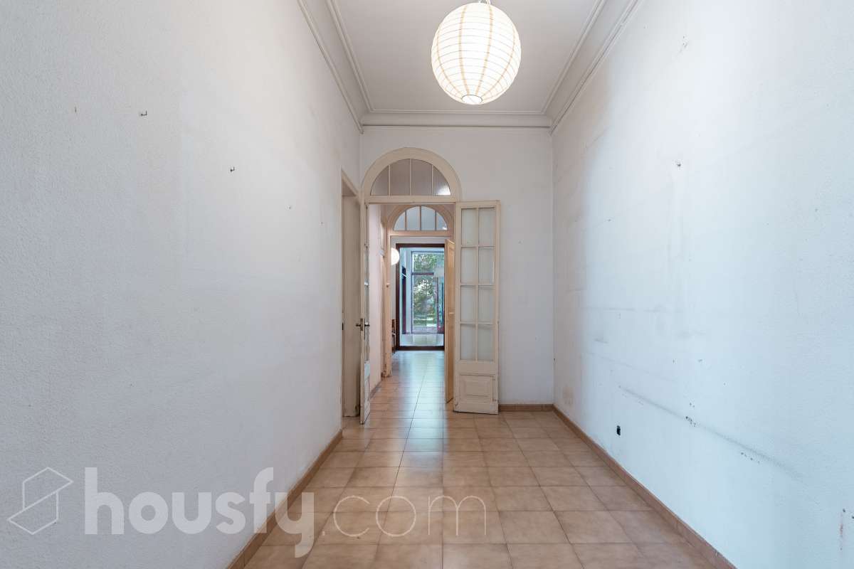 Housfy vende 🏡 casa con jardín en el Putxet i el Farró. Ubicada en una de las zonas más codiciadas, tranquilas y con mayor encanto de Barcelona, en el límite entre el bohemio barrio de Gràcia y la elegancia residencial de El Putxet, se encuentra esta singular propiedad unifamiliar construida en 1936. Una joya arquitectónica con carácter propio, ideal para quienes buscan el lujo de vivir en una casa independiente con espacios exteriores privados en pleno corazón de la ciudad. Distribución y espacios La vivienda cuenta con 172 m² construidos (verificados con la Dirección General de Catastro) distribuidos en varias plantas, ofreciendo una excelente versatilidad de reforma para adaptarla a tus necesidades: Planta Baja (75 m² + 90 m² de jardín): Amplio espacio principal con acceso directo a un extraordinario jardín privado de 90 m², un verdadero oasis urbano perfecto para crear zonas de chill-out, comedor exterior o zona ajardinada. Planta Primera (58 m² + 16 m² de terraza): Espacio ideal para dormitorios o zona de noche, con salida a una disfrutable terraza soleada de 16 m². Planta Segunda (49 m² de terraza solárium + Torreón): Gran terraza superior con vistas despejadas y acceso a un pequeño torreón independiente, un elemento arquitectónico único ideal como estudio, zona de lectura o mirador. Entorno, servicios y comunicaciones Ubicada en la intersección estratégica entre Vallcarca i els Penitents / El Putxet y la parte alta de Gràcia, la zona destaca por combinar la vida de barrio tradicional con la máxima tranquilidad residencial. Transporte y comunicaciones: Excelente conexión con el centro de la ciudad y las salidas de Barcelona. A pocos minutos a pie de las estaciones de metro Vallcarca (L3) y Lesseps (L3), así como de la estación de FGC El Putxet (L7). Múltiples líneas de autobús urbano (H6, V17, 22, 27) y rápido acceso en coche a la Ronda de Dalt. Servicios y equipamientos: Rodeada de comercios de proximidad, mercados tradicionales (Mercat de Lesseps), supermercados y una amplia oferta gastronómica. Próxima a prestigiosos centros educativos (públicos, concertados e internacionales) y centros sanitarios de primer nivel. Zonas verdes y cultura: A un paseo del emblemático Park Güell, el Parc del Putxet y las icónicas plazas de Gràcia. Oportunidad única de proyecto Una propiedad de 1936 con esta superficie exterior es un producto escaso y altamente demandado en Barcelona. Representa una oportunidad extraordinaria para desarrollar un proyecto de reforma integral respetando el encanto de la época o creando una residencia de diseño contemporáneo. ¿Quieres coordinar una visita o recibir más información? Contacta con nosotros sin compromiso. Aviso legal El precio de venta no incluye gastos de la compraventa como notaría, registro, impuestos, ni tampoco honorarios agencia. Esta publicación no es vinculante. Consulta siempre la nota simple con Housfy antes de formalizar la compraventa. Sobre nosotros Housfy es la plataforma integral de servicios inmobiliarios. Nuestra combinación de expertos y tecnología pone al alcance de todo el mundo servicios cómodos, claros y seguros. AICAT número: 7922. Nos encargamos de la gestión y asesoramiento de la compra. ¡Olvídate de todo! Hacemos los trámites por ti. Y, si además necesitas financiación, ponemos a tu disposición un bróker hipotecario para ayudarte a conseguir las mejores condiciones para tu perfil económico. ¿Quieres visitarla? Contacta con Housfy y agenda tu visita sin compromiso. Más información en: housfy.com En cumplimiento de la Ley 8/2026 en Cataluña, el certificado de presencia o ausencia de amianto se encuentra en proceso de tramitación.-40
