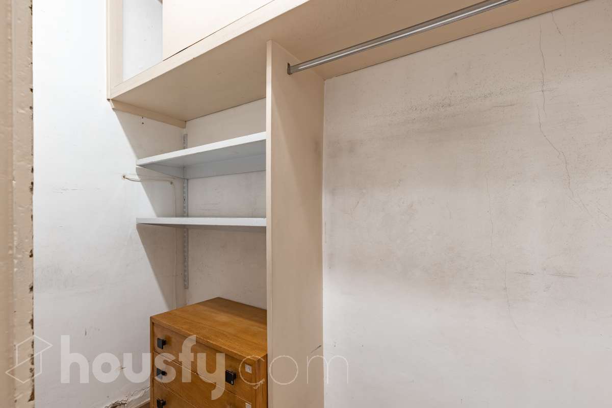 Housfy vende 🏡 casa con jardín en el Putxet i el Farró. Ubicada en una de las zonas más codiciadas, tranquilas y con mayor encanto de Barcelona, en el límite entre el bohemio barrio de Gràcia y la elegancia residencial de El Putxet, se encuentra esta singular propiedad unifamiliar construida en 1936. Una joya arquitectónica con carácter propio, ideal para quienes buscan el lujo de vivir en una casa independiente con espacios exteriores privados en pleno corazón de la ciudad. Distribución y espacios La vivienda cuenta con 172 m² construidos (verificados con la Dirección General de Catastro) distribuidos en varias plantas, ofreciendo una excelente versatilidad de reforma para adaptarla a tus necesidades: Planta Baja (75 m² + 90 m² de jardín): Amplio espacio principal con acceso directo a un extraordinario jardín privado de 90 m², un verdadero oasis urbano perfecto para crear zonas de chill-out, comedor exterior o zona ajardinada. Planta Primera (58 m² + 16 m² de terraza): Espacio ideal para dormitorios o zona de noche, con salida a una disfrutable terraza soleada de 16 m². Planta Segunda (49 m² de terraza solárium + Torreón): Gran terraza superior con vistas despejadas y acceso a un pequeño torreón independiente, un elemento arquitectónico único ideal como estudio, zona de lectura o mirador. Entorno, servicios y comunicaciones Ubicada en la intersección estratégica entre Vallcarca i els Penitents / El Putxet y la parte alta de Gràcia, la zona destaca por combinar la vida de barrio tradicional con la máxima tranquilidad residencial. Transporte y comunicaciones: Excelente conexión con el centro de la ciudad y las salidas de Barcelona. A pocos minutos a pie de las estaciones de metro Vallcarca (L3) y Lesseps (L3), así como de la estación de FGC El Putxet (L7). Múltiples líneas de autobús urbano (H6, V17, 22, 27) y rápido acceso en coche a la Ronda de Dalt. Servicios y equipamientos: Rodeada de comercios de proximidad, mercados tradicionales (Mercat de Lesseps), supermercados y una amplia oferta gastronómica. Próxima a prestigiosos centros educativos (públicos, concertados e internacionales) y centros sanitarios de primer nivel. Zonas verdes y cultura: A un paseo del emblemático Park Güell, el Parc del Putxet y las icónicas plazas de Gràcia. Oportunidad única de proyecto Una propiedad de 1936 con esta superficie exterior es un producto escaso y altamente demandado en Barcelona. Representa una oportunidad extraordinaria para desarrollar un proyecto de reforma integral respetando el encanto de la época o creando una residencia de diseño contemporáneo. ¿Quieres coordinar una visita o recibir más información? Contacta con nosotros sin compromiso. Aviso legal El precio de venta no incluye gastos de la compraventa como notaría, registro, impuestos, ni tampoco honorarios agencia. Esta publicación no es vinculante. Consulta siempre la nota simple con Housfy antes de formalizar la compraventa. Sobre nosotros Housfy es la plataforma integral de servicios inmobiliarios. Nuestra combinación de expertos y tecnología pone al alcance de todo el mundo servicios cómodos, claros y seguros. AICAT número: 7922. Nos encargamos de la gestión y asesoramiento de la compra. ¡Olvídate de todo! Hacemos los trámites por ti. Y, si además necesitas financiación, ponemos a tu disposición un bróker hipotecario para ayudarte a conseguir las mejores condiciones para tu perfil económico. ¿Quieres visitarla? Contacta con Housfy y agenda tu visita sin compromiso. Más información en: housfy.com En cumplimiento de la Ley 8/2026 en Cataluña, el certificado de presencia o ausencia de amianto se encuentra en proceso de tramitación.-58