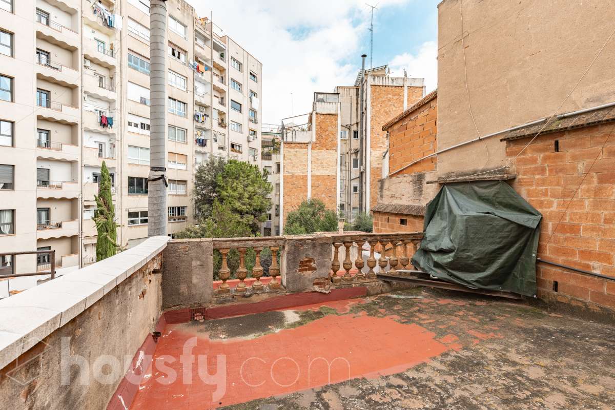 Housfy vende 🏡 casa con jardín en el Putxet i el Farró. Ubicada en una de las zonas más codiciadas, tranquilas y con mayor encanto de Barcelona, en el límite entre el bohemio barrio de Gràcia y la elegancia residencial de El Putxet, se encuentra esta singular propiedad unifamiliar construida en 1936. Una joya arquitectónica con carácter propio, ideal para quienes buscan el lujo de vivir en una casa independiente con espacios exteriores privados en pleno corazón de la ciudad. Distribución y espacios La vivienda cuenta con 172 m² construidos (verificados con la Dirección General de Catastro) distribuidos en varias plantas, ofreciendo una excelente versatilidad de reforma para adaptarla a tus necesidades: Planta Baja (75 m² + 90 m² de jardín): Amplio espacio principal con acceso directo a un extraordinario jardín privado de 90 m², un verdadero oasis urbano perfecto para crear zonas de chill-out, comedor exterior o zona ajardinada. Planta Primera (58 m² + 16 m² de terraza): Espacio ideal para dormitorios o zona de noche, con salida a una disfrutable terraza soleada de 16 m². Planta Segunda (49 m² de terraza solárium + Torreón): Gran terraza superior con vistas despejadas y acceso a un pequeño torreón independiente, un elemento arquitectónico único ideal como estudio, zona de lectura o mirador. Entorno, servicios y comunicaciones Ubicada en la intersección estratégica entre Vallcarca i els Penitents / El Putxet y la parte alta de Gràcia, la zona destaca por combinar la vida de barrio tradicional con la máxima tranquilidad residencial. Transporte y comunicaciones: Excelente conexión con el centro de la ciudad y las salidas de Barcelona. A pocos minutos a pie de las estaciones de metro Vallcarca (L3) y Lesseps (L3), así como de la estación de FGC El Putxet (L7). Múltiples líneas de autobús urbano (H6, V17, 22, 27) y rápido acceso en coche a la Ronda de Dalt. Servicios y equipamientos: Rodeada de comercios de proximidad, mercados tradicionales (Mercat de Lesseps), supermercados y una amplia oferta gastronómica. Próxima a prestigiosos centros educativos (públicos, concertados e internacionales) y centros sanitarios de primer nivel. Zonas verdes y cultura: A un paseo del emblemático Park Güell, el Parc del Putxet y las icónicas plazas de Gràcia. Oportunidad única de proyecto Una propiedad de 1936 con esta superficie exterior es un producto escaso y altamente demandado en Barcelona. Representa una oportunidad extraordinaria para desarrollar un proyecto de reforma integral respetando el encanto de la época o creando una residencia de diseño contemporáneo. ¿Quieres coordinar una visita o recibir más información? Contacta con nosotros sin compromiso. Aviso legal El precio de venta no incluye gastos de la compraventa como notaría, registro, impuestos, ni tampoco honorarios agencia. Esta publicación no es vinculante. Consulta siempre la nota simple con Housfy antes de formalizar la compraventa. Sobre nosotros Housfy es la plataforma integral de servicios inmobiliarios. Nuestra combinación de expertos y tecnología pone al alcance de todo el mundo servicios cómodos, claros y seguros. AICAT número: 7922. Nos encargamos de la gestión y asesoramiento de la compra. ¡Olvídate de todo! Hacemos los trámites por ti. Y, si además necesitas financiación, ponemos a tu disposición un bróker hipotecario para ayudarte a conseguir las mejores condiciones para tu perfil económico. ¿Quieres visitarla? Contacta con Housfy y agenda tu visita sin compromiso. Más información en: housfy.com En cumplimiento de la Ley 8/2026 en Cataluña, el certificado de presencia o ausencia de amianto se encuentra en proceso de tramitación.-50