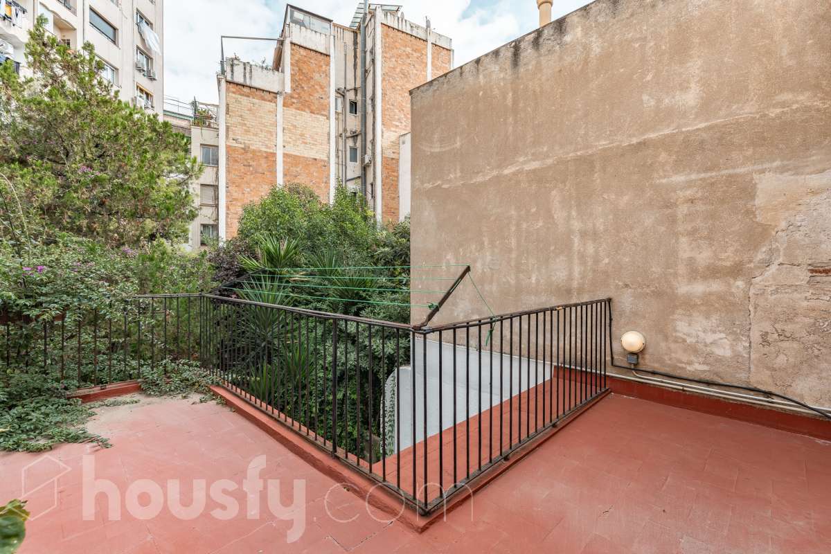 Housfy vende 🏡 casa con jardín en el Putxet i el Farró. Ubicada en una de las zonas más codiciadas, tranquilas y con mayor encanto de Barcelona, en el límite entre el bohemio barrio de Gràcia y la elegancia residencial de El Putxet, se encuentra esta singular propiedad unifamiliar construida en 1936. Una joya arquitectónica con carácter propio, ideal para quienes buscan el lujo de vivir en una casa independiente con espacios exteriores privados en pleno corazón de la ciudad. Distribución y espacios La vivienda cuenta con 172 m² construidos (verificados con la Dirección General de Catastro) distribuidos en varias plantas, ofreciendo una excelente versatilidad de reforma para adaptarla a tus necesidades: Planta Baja (75 m² + 90 m² de jardín): Amplio espacio principal con acceso directo a un extraordinario jardín privado de 90 m², un verdadero oasis urbano perfecto para crear zonas de chill-out, comedor exterior o zona ajardinada. Planta Primera (58 m² + 16 m² de terraza): Espacio ideal para dormitorios o zona de noche, con salida a una disfrutable terraza soleada de 16 m². Planta Segunda (49 m² de terraza solárium + Torreón): Gran terraza superior con vistas despejadas y acceso a un pequeño torreón independiente, un elemento arquitectónico único ideal como estudio, zona de lectura o mirador. Entorno, servicios y comunicaciones Ubicada en la intersección estratégica entre Vallcarca i els Penitents / El Putxet y la parte alta de Gràcia, la zona destaca por combinar la vida de barrio tradicional con la máxima tranquilidad residencial. Transporte y comunicaciones: Excelente conexión con el centro de la ciudad y las salidas de Barcelona. A pocos minutos a pie de las estaciones de metro Vallcarca (L3) y Lesseps (L3), así como de la estación de FGC El Putxet (L7). Múltiples líneas de autobús urbano (H6, V17, 22, 27) y rápido acceso en coche a la Ronda de Dalt. Servicios y equipamientos: Rodeada de comercios de proximidad, mercados tradicionales (Mercat de Lesseps), supermercados y una amplia oferta gastronómica. Próxima a prestigiosos centros educativos (públicos, concertados e internacionales) y centros sanitarios de primer nivel. Zonas verdes y cultura: A un paseo del emblemático Park Güell, el Parc del Putxet y las icónicas plazas de Gràcia. Oportunidad única de proyecto Una propiedad de 1936 con esta superficie exterior es un producto escaso y altamente demandado en Barcelona. Representa una oportunidad extraordinaria para desarrollar un proyecto de reforma integral respetando el encanto de la época o creando una residencia de diseño contemporáneo. ¿Quieres coordinar una visita o recibir más información? Contacta con nosotros sin compromiso. Aviso legal El precio de venta no incluye gastos de la compraventa como notaría, registro, impuestos, ni tampoco honorarios agencia. Esta publicación no es vinculante. Consulta siempre la nota simple con Housfy antes de formalizar la compraventa. Sobre nosotros Housfy es la plataforma integral de servicios inmobiliarios. Nuestra combinación de expertos y tecnología pone al alcance de todo el mundo servicios cómodos, claros y seguros. AICAT número: 7922. Nos encargamos de la gestión y asesoramiento de la compra. ¡Olvídate de todo! Hacemos los trámites por ti. Y, si además necesitas financiación, ponemos a tu disposición un bróker hipotecario para ayudarte a conseguir las mejores condiciones para tu perfil económico. ¿Quieres visitarla? Contacta con Housfy y agenda tu visita sin compromiso. Más información en: housfy.com En cumplimiento de la Ley 8/2026 en Cataluña, el certificado de presencia o ausencia de amianto se encuentra en proceso de tramitación.-31