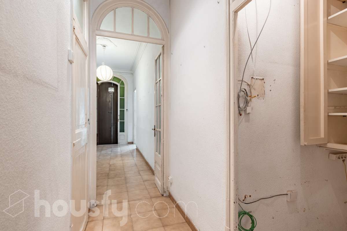 Housfy vende 🏡 casa con jardín en el Putxet i el Farró. Ubicada en una de las zonas más codiciadas, tranquilas y con mayor encanto de Barcelona, en el límite entre el bohemio barrio de Gràcia y la elegancia residencial de El Putxet, se encuentra esta singular propiedad unifamiliar construida en 1936. Una joya arquitectónica con carácter propio, ideal para quienes buscan el lujo de vivir en una casa independiente con espacios exteriores privados en pleno corazón de la ciudad. Distribución y espacios La vivienda cuenta con 172 m² construidos (verificados con la Dirección General de Catastro) distribuidos en varias plantas, ofreciendo una excelente versatilidad de reforma para adaptarla a tus necesidades: Planta Baja (75 m² + 90 m² de jardín): Amplio espacio principal con acceso directo a un extraordinario jardín privado de 90 m², un verdadero oasis urbano perfecto para crear zonas de chill-out, comedor exterior o zona ajardinada. Planta Primera (58 m² + 16 m² de terraza): Espacio ideal para dormitorios o zona de noche, con salida a una disfrutable terraza soleada de 16 m². Planta Segunda (49 m² de terraza solárium + Torreón): Gran terraza superior con vistas despejadas y acceso a un pequeño torreón independiente, un elemento arquitectónico único ideal como estudio, zona de lectura o mirador. Entorno, servicios y comunicaciones Ubicada en la intersección estratégica entre Vallcarca i els Penitents / El Putxet y la parte alta de Gràcia, la zona destaca por combinar la vida de barrio tradicional con la máxima tranquilidad residencial. Transporte y comunicaciones: Excelente conexión con el centro de la ciudad y las salidas de Barcelona. A pocos minutos a pie de las estaciones de metro Vallcarca (L3) y Lesseps (L3), así como de la estación de FGC El Putxet (L7). Múltiples líneas de autobús urbano (H6, V17, 22, 27) y rápido acceso en coche a la Ronda de Dalt. Servicios y equipamientos: Rodeada de comercios de proximidad, mercados tradicionales (Mercat de Lesseps), supermercados y una amplia oferta gastronómica. Próxima a prestigiosos centros educativos (públicos, concertados e internacionales) y centros sanitarios de primer nivel. Zonas verdes y cultura: A un paseo del emblemático Park Güell, el Parc del Putxet y las icónicas plazas de Gràcia. Oportunidad única de proyecto Una propiedad de 1936 con esta superficie exterior es un producto escaso y altamente demandado en Barcelona. Representa una oportunidad extraordinaria para desarrollar un proyecto de reforma integral respetando el encanto de la época o creando una residencia de diseño contemporáneo. ¿Quieres coordinar una visita o recibir más información? Contacta con nosotros sin compromiso. Aviso legal El precio de venta no incluye gastos de la compraventa como notaría, registro, impuestos, ni tampoco honorarios agencia. Esta publicación no es vinculante. Consulta siempre la nota simple con Housfy antes de formalizar la compraventa. Sobre nosotros Housfy es la plataforma integral de servicios inmobiliarios. Nuestra combinación de expertos y tecnología pone al alcance de todo el mundo servicios cómodos, claros y seguros. AICAT número: 7922. Nos encargamos de la gestión y asesoramiento de la compra. ¡Olvídate de todo! Hacemos los trámites por ti. Y, si además necesitas financiación, ponemos a tu disposición un bróker hipotecario para ayudarte a conseguir las mejores condiciones para tu perfil económico. ¿Quieres visitarla? Contacta con Housfy y agenda tu visita sin compromiso. Más información en: housfy.com En cumplimiento de la Ley 8/2026 en Cataluña, el certificado de presencia o ausencia de amianto se encuentra en proceso de tramitación.-57