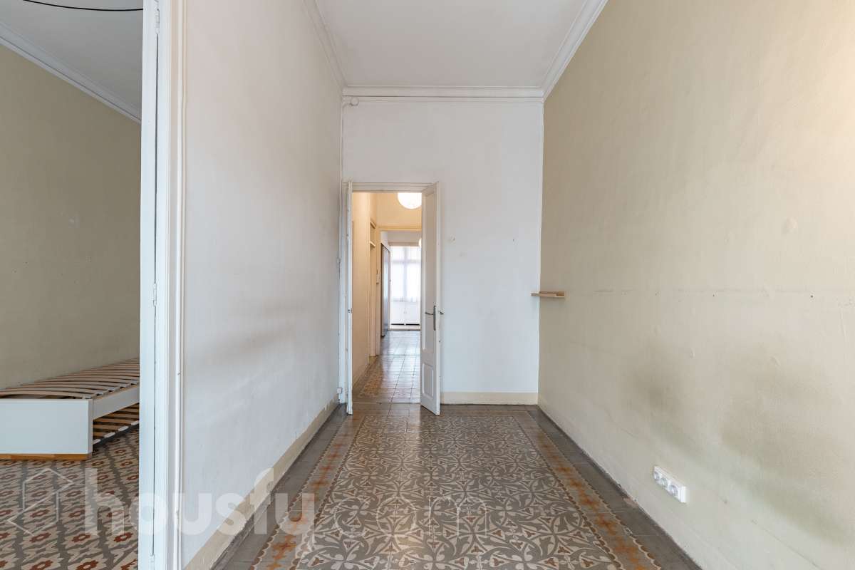 Housfy vende 🏡 casa con jardín en el Putxet i el Farró. Ubicada en una de las zonas más codiciadas, tranquilas y con mayor encanto de Barcelona, en el límite entre el bohemio barrio de Gràcia y la elegancia residencial de El Putxet, se encuentra esta singular propiedad unifamiliar construida en 1936. Una joya arquitectónica con carácter propio, ideal para quienes buscan el lujo de vivir en una casa independiente con espacios exteriores privados en pleno corazón de la ciudad. Distribución y espacios La vivienda cuenta con 172 m² construidos (verificados con la Dirección General de Catastro) distribuidos en varias plantas, ofreciendo una excelente versatilidad de reforma para adaptarla a tus necesidades: Planta Baja (75 m² + 90 m² de jardín): Amplio espacio principal con acceso directo a un extraordinario jardín privado de 90 m², un verdadero oasis urbano perfecto para crear zonas de chill-out, comedor exterior o zona ajardinada. Planta Primera (58 m² + 16 m² de terraza): Espacio ideal para dormitorios o zona de noche, con salida a una disfrutable terraza soleada de 16 m². Planta Segunda (49 m² de terraza solárium + Torreón): Gran terraza superior con vistas despejadas y acceso a un pequeño torreón independiente, un elemento arquitectónico único ideal como estudio, zona de lectura o mirador. Entorno, servicios y comunicaciones Ubicada en la intersección estratégica entre Vallcarca i els Penitents / El Putxet y la parte alta de Gràcia, la zona destaca por combinar la vida de barrio tradicional con la máxima tranquilidad residencial. Transporte y comunicaciones: Excelente conexión con el centro de la ciudad y las salidas de Barcelona. A pocos minutos a pie de las estaciones de metro Vallcarca (L3) y Lesseps (L3), así como de la estación de FGC El Putxet (L7). Múltiples líneas de autobús urbano (H6, V17, 22, 27) y rápido acceso en coche a la Ronda de Dalt. Servicios y equipamientos: Rodeada de comercios de proximidad, mercados tradicionales (Mercat de Lesseps), supermercados y una amplia oferta gastronómica. Próxima a prestigiosos centros educativos (públicos, concertados e internacionales) y centros sanitarios de primer nivel. Zonas verdes y cultura: A un paseo del emblemático Park Güell, el Parc del Putxet y las icónicas plazas de Gràcia. Oportunidad única de proyecto Una propiedad de 1936 con esta superficie exterior es un producto escaso y altamente demandado en Barcelona. Representa una oportunidad extraordinaria para desarrollar un proyecto de reforma integral respetando el encanto de la época o creando una residencia de diseño contemporáneo. ¿Quieres coordinar una visita o recibir más información? Contacta con nosotros sin compromiso. Aviso legal El precio de venta no incluye gastos de la compraventa como notaría, registro, impuestos, ni tampoco honorarios agencia. Esta publicación no es vinculante. Consulta siempre la nota simple con Housfy antes de formalizar la compraventa. Sobre nosotros Housfy es la plataforma integral de servicios inmobiliarios. Nuestra combinación de expertos y tecnología pone al alcance de todo el mundo servicios cómodos, claros y seguros. AICAT número: 7922. Nos encargamos de la gestión y asesoramiento de la compra. ¡Olvídate de todo! Hacemos los trámites por ti. Y, si además necesitas financiación, ponemos a tu disposición un bróker hipotecario para ayudarte a conseguir las mejores condiciones para tu perfil económico. ¿Quieres visitarla? Contacta con Housfy y agenda tu visita sin compromiso. Más información en: housfy.com En cumplimiento de la Ley 8/2026 en Cataluña, el certificado de presencia o ausencia de amianto se encuentra en proceso de tramitación.-36