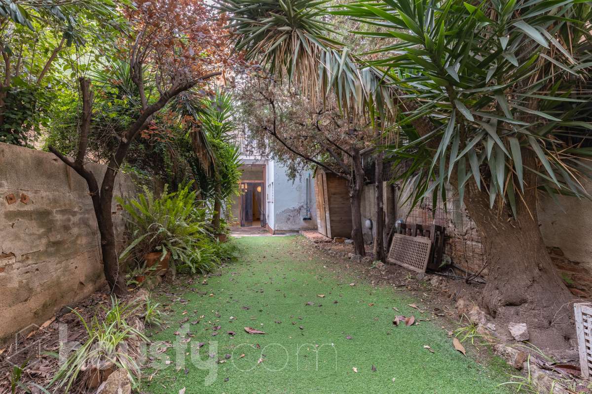 Housfy vende 🏡 casa con jardín en el Putxet i el Farró. Ubicada en una de las zonas más codiciadas, tranquilas y con mayor encanto de Barcelona, en el límite entre el bohemio barrio de Gràcia y la elegancia residencial de El Putxet, se encuentra esta singular propiedad unifamiliar construida en 1936. Una joya arquitectónica con carácter propio, ideal para quienes buscan el lujo de vivir en una casa independiente con espacios exteriores privados en pleno corazón de la ciudad. Distribución y espacios La vivienda cuenta con 172 m² construidos (verificados con la Dirección General de Catastro) distribuidos en varias plantas, ofreciendo una excelente versatilidad de reforma para adaptarla a tus necesidades: Planta Baja (75 m² + 90 m² de jardín): Amplio espacio principal con acceso directo a un extraordinario jardín privado de 90 m², un verdadero oasis urbano perfecto para crear zonas de chill-out, comedor exterior o zona ajardinada. Planta Primera (58 m² + 16 m² de terraza): Espacio ideal para dormitorios o zona de noche, con salida a una disfrutable terraza soleada de 16 m². Planta Segunda (49 m² de terraza solárium + Torreón): Gran terraza superior con vistas despejadas y acceso a un pequeño torreón independiente, un elemento arquitectónico único ideal como estudio, zona de lectura o mirador. Entorno, servicios y comunicaciones Ubicada en la intersección estratégica entre Vallcarca i els Penitents / El Putxet y la parte alta de Gràcia, la zona destaca por combinar la vida de barrio tradicional con la máxima tranquilidad residencial. Transporte y comunicaciones: Excelente conexión con el centro de la ciudad y las salidas de Barcelona. A pocos minutos a pie de las estaciones de metro Vallcarca (L3) y Lesseps (L3), así como de la estación de FGC El Putxet (L7). Múltiples líneas de autobús urbano (H6, V17, 22, 27) y rápido acceso en coche a la Ronda de Dalt. Servicios y equipamientos: Rodeada de comercios de proximidad, mercados tradicionales (Mercat de Lesseps), supermercados y una amplia oferta gastronómica. Próxima a prestigiosos centros educativos (públicos, concertados e internacionales) y centros sanitarios de primer nivel. Zonas verdes y cultura: A un paseo del emblemático Park Güell, el Parc del Putxet y las icónicas plazas de Gràcia. Oportunidad única de proyecto Una propiedad de 1936 con esta superficie exterior es un producto escaso y altamente demandado en Barcelona. Representa una oportunidad extraordinaria para desarrollar un proyecto de reforma integral respetando el encanto de la época o creando una residencia de diseño contemporáneo. ¿Quieres coordinar una visita o recibir más información? Contacta con nosotros sin compromiso. Aviso legal El precio de venta no incluye gastos de la compraventa como notaría, registro, impuestos, ni tampoco honorarios agencia. Esta publicación no es vinculante. Consulta siempre la nota simple con Housfy antes de formalizar la compraventa. Sobre nosotros Housfy es la plataforma integral de servicios inmobiliarios. Nuestra combinación de expertos y tecnología pone al alcance de todo el mundo servicios cómodos, claros y seguros. AICAT número: 7922. Nos encargamos de la gestión y asesoramiento de la compra. ¡Olvídate de todo! Hacemos los trámites por ti. Y, si además necesitas financiación, ponemos a tu disposición un bróker hipotecario para ayudarte a conseguir las mejores condiciones para tu perfil económico. ¿Quieres visitarla? Contacta con Housfy y agenda tu visita sin compromiso. Más información en: housfy.com En cumplimiento de la Ley 8/2026 en Cataluña, el certificado de presencia o ausencia de amianto se encuentra en proceso de tramitación.-3
