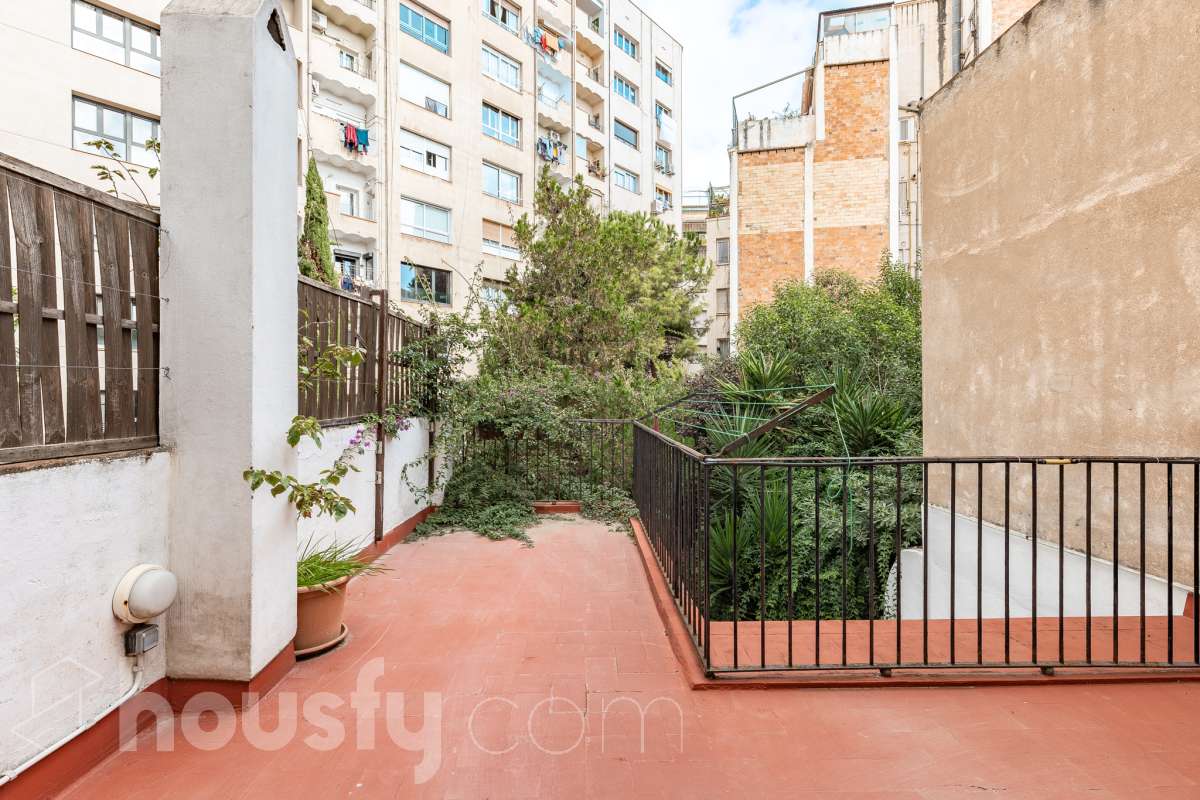 Housfy vende 🏡 casa con jardín en el Putxet i el Farró. Ubicada en una de las zonas más codiciadas, tranquilas y con mayor encanto de Barcelona, en el límite entre el bohemio barrio de Gràcia y la elegancia residencial de El Putxet, se encuentra esta singular propiedad unifamiliar construida en 1936. Una joya arquitectónica con carácter propio, ideal para quienes buscan el lujo de vivir en una casa independiente con espacios exteriores privados en pleno corazón de la ciudad. Distribución y espacios La vivienda cuenta con 172 m² construidos (verificados con la Dirección General de Catastro) distribuidos en varias plantas, ofreciendo una excelente versatilidad de reforma para adaptarla a tus necesidades: Planta Baja (75 m² + 90 m² de jardín): Amplio espacio principal con acceso directo a un extraordinario jardín privado de 90 m², un verdadero oasis urbano perfecto para crear zonas de chill-out, comedor exterior o zona ajardinada. Planta Primera (58 m² + 16 m² de terraza): Espacio ideal para dormitorios o zona de noche, con salida a una disfrutable terraza soleada de 16 m². Planta Segunda (49 m² de terraza solárium + Torreón): Gran terraza superior con vistas despejadas y acceso a un pequeño torreón independiente, un elemento arquitectónico único ideal como estudio, zona de lectura o mirador. Entorno, servicios y comunicaciones Ubicada en la intersección estratégica entre Vallcarca i els Penitents / El Putxet y la parte alta de Gràcia, la zona destaca por combinar la vida de barrio tradicional con la máxima tranquilidad residencial. Transporte y comunicaciones: Excelente conexión con el centro de la ciudad y las salidas de Barcelona. A pocos minutos a pie de las estaciones de metro Vallcarca (L3) y Lesseps (L3), así como de la estación de FGC El Putxet (L7). Múltiples líneas de autobús urbano (H6, V17, 22, 27) y rápido acceso en coche a la Ronda de Dalt. Servicios y equipamientos: Rodeada de comercios de proximidad, mercados tradicionales (Mercat de Lesseps), supermercados y una amplia oferta gastronómica. Próxima a prestigiosos centros educativos (públicos, concertados e internacionales) y centros sanitarios de primer nivel. Zonas verdes y cultura: A un paseo del emblemático Park Güell, el Parc del Putxet y las icónicas plazas de Gràcia. Oportunidad única de proyecto Una propiedad de 1936 con esta superficie exterior es un producto escaso y altamente demandado en Barcelona. Representa una oportunidad extraordinaria para desarrollar un proyecto de reforma integral respetando el encanto de la época o creando una residencia de diseño contemporáneo. ¿Quieres coordinar una visita o recibir más información? Contacta con nosotros sin compromiso. Aviso legal El precio de venta no incluye gastos de la compraventa como notaría, registro, impuestos, ni tampoco honorarios agencia. Esta publicación no es vinculante. Consulta siempre la nota simple con Housfy antes de formalizar la compraventa. Sobre nosotros Housfy es la plataforma integral de servicios inmobiliarios. Nuestra combinación de expertos y tecnología pone al alcance de todo el mundo servicios cómodos, claros y seguros. AICAT número: 7922. Nos encargamos de la gestión y asesoramiento de la compra. ¡Olvídate de todo! Hacemos los trámites por ti. Y, si además necesitas financiación, ponemos a tu disposición un bróker hipotecario para ayudarte a conseguir las mejores condiciones para tu perfil económico. ¿Quieres visitarla? Contacta con Housfy y agenda tu visita sin compromiso. Más información en: housfy.com En cumplimiento de la Ley 8/2026 en Cataluña, el certificado de presencia o ausencia de amianto se encuentra en proceso de tramitación.-30