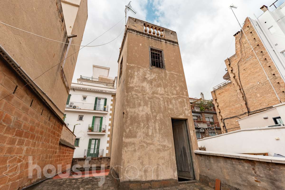 Housfy vende 🏡 casa con jardín en el Putxet i el Farró. Ubicada en una de las zonas más codiciadas, tranquilas y con mayor encanto de Barcelona, en el límite entre el bohemio barrio de Gràcia y la elegancia residencial de El Putxet, se encuentra esta singular propiedad unifamiliar construida en 1936. Una joya arquitectónica con carácter propio, ideal para quienes buscan el lujo de vivir en una casa independiente con espacios exteriores privados en pleno corazón de la ciudad. Distribución y espacios La vivienda cuenta con 172 m² construidos (verificados con la Dirección General de Catastro) distribuidos en varias plantas, ofreciendo una excelente versatilidad de reforma para adaptarla a tus necesidades: Planta Baja (75 m² + 90 m² de jardín): Amplio espacio principal con acceso directo a un extraordinario jardín privado de 90 m², un verdadero oasis urbano perfecto para crear zonas de chill-out, comedor exterior o zona ajardinada. Planta Primera (58 m² + 16 m² de terraza): Espacio ideal para dormitorios o zona de noche, con salida a una disfrutable terraza soleada de 16 m². Planta Segunda (49 m² de terraza solárium + Torreón): Gran terraza superior con vistas despejadas y acceso a un pequeño torreón independiente, un elemento arquitectónico único ideal como estudio, zona de lectura o mirador. Entorno, servicios y comunicaciones Ubicada en la intersección estratégica entre Vallcarca i els Penitents / El Putxet y la parte alta de Gràcia, la zona destaca por combinar la vida de barrio tradicional con la máxima tranquilidad residencial. Transporte y comunicaciones: Excelente conexión con el centro de la ciudad y las salidas de Barcelona. A pocos minutos a pie de las estaciones de metro Vallcarca (L3) y Lesseps (L3), así como de la estación de FGC El Putxet (L7). Múltiples líneas de autobús urbano (H6, V17, 22, 27) y rápido acceso en coche a la Ronda de Dalt. Servicios y equipamientos: Rodeada de comercios de proximidad, mercados tradicionales (Mercat de Lesseps), supermercados y una amplia oferta gastronómica. Próxima a prestigiosos centros educativos (públicos, concertados e internacionales) y centros sanitarios de primer nivel. Zonas verdes y cultura: A un paseo del emblemático Park Güell, el Parc del Putxet y las icónicas plazas de Gràcia. Oportunidad única de proyecto Una propiedad de 1936 con esta superficie exterior es un producto escaso y altamente demandado en Barcelona. Representa una oportunidad extraordinaria para desarrollar un proyecto de reforma integral respetando el encanto de la época o creando una residencia de diseño contemporáneo. ¿Quieres coordinar una visita o recibir más información? Contacta con nosotros sin compromiso. Aviso legal El precio de venta no incluye gastos de la compraventa como notaría, registro, impuestos, ni tampoco honorarios agencia. Esta publicación no es vinculante. Consulta siempre la nota simple con Housfy antes de formalizar la compraventa. Sobre nosotros Housfy es la plataforma integral de servicios inmobiliarios. Nuestra combinación de expertos y tecnología pone al alcance de todo el mundo servicios cómodos, claros y seguros. AICAT número: 7922. Nos encargamos de la gestión y asesoramiento de la compra. ¡Olvídate de todo! Hacemos los trámites por ti. Y, si además necesitas financiación, ponemos a tu disposición un bróker hipotecario para ayudarte a conseguir las mejores condiciones para tu perfil económico. ¿Quieres visitarla? Contacta con Housfy y agenda tu visita sin compromiso. Más información en: housfy.com En cumplimiento de la Ley 8/2026 en Cataluña, el certificado de presencia o ausencia de amianto se encuentra en proceso de tramitación.-55