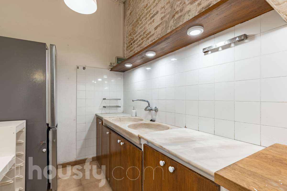 Housfy vende 🏡 casa con jardín en el Putxet i el Farró. Ubicada en una de las zonas más codiciadas, tranquilas y con mayor encanto de Barcelona, en el límite entre el bohemio barrio de Gràcia y la elegancia residencial de El Putxet, se encuentra esta singular propiedad unifamiliar construida en 1936. Una joya arquitectónica con carácter propio, ideal para quienes buscan el lujo de vivir en una casa independiente con espacios exteriores privados en pleno corazón de la ciudad. Distribución y espacios La vivienda cuenta con 172 m² construidos (verificados con la Dirección General de Catastro) distribuidos en varias plantas, ofreciendo una excelente versatilidad de reforma para adaptarla a tus necesidades: Planta Baja (75 m² + 90 m² de jardín): Amplio espacio principal con acceso directo a un extraordinario jardín privado de 90 m², un verdadero oasis urbano perfecto para crear zonas de chill-out, comedor exterior o zona ajardinada. Planta Primera (58 m² + 16 m² de terraza): Espacio ideal para dormitorios o zona de noche, con salida a una disfrutable terraza soleada de 16 m². Planta Segunda (49 m² de terraza solárium + Torreón): Gran terraza superior con vistas despejadas y acceso a un pequeño torreón independiente, un elemento arquitectónico único ideal como estudio, zona de lectura o mirador. Entorno, servicios y comunicaciones Ubicada en la intersección estratégica entre Vallcarca i els Penitents / El Putxet y la parte alta de Gràcia, la zona destaca por combinar la vida de barrio tradicional con la máxima tranquilidad residencial. Transporte y comunicaciones: Excelente conexión con el centro de la ciudad y las salidas de Barcelona. A pocos minutos a pie de las estaciones de metro Vallcarca (L3) y Lesseps (L3), así como de la estación de FGC El Putxet (L7). Múltiples líneas de autobús urbano (H6, V17, 22, 27) y rápido acceso en coche a la Ronda de Dalt. Servicios y equipamientos: Rodeada de comercios de proximidad, mercados tradicionales (Mercat de Lesseps), supermercados y una amplia oferta gastronómica. Próxima a prestigiosos centros educativos (públicos, concertados e internacionales) y centros sanitarios de primer nivel. Zonas verdes y cultura: A un paseo del emblemático Park Güell, el Parc del Putxet y las icónicas plazas de Gràcia. Oportunidad única de proyecto Una propiedad de 1936 con esta superficie exterior es un producto escaso y altamente demandado en Barcelona. Representa una oportunidad extraordinaria para desarrollar un proyecto de reforma integral respetando el encanto de la época o creando una residencia de diseño contemporáneo. ¿Quieres coordinar una visita o recibir más información? Contacta con nosotros sin compromiso. Aviso legal El precio de venta no incluye gastos de la compraventa como notaría, registro, impuestos, ni tampoco honorarios agencia. Esta publicación no es vinculante. Consulta siempre la nota simple con Housfy antes de formalizar la compraventa. Sobre nosotros Housfy es la plataforma integral de servicios inmobiliarios. Nuestra combinación de expertos y tecnología pone al alcance de todo el mundo servicios cómodos, claros y seguros. AICAT número: 7922. Nos encargamos de la gestión y asesoramiento de la compra. ¡Olvídate de todo! Hacemos los trámites por ti. Y, si además necesitas financiación, ponemos a tu disposición un bróker hipotecario para ayudarte a conseguir las mejores condiciones para tu perfil económico. ¿Quieres visitarla? Contacta con Housfy y agenda tu visita sin compromiso. Más información en: housfy.com En cumplimiento de la Ley 8/2026 en Cataluña, el certificado de presencia o ausencia de amianto se encuentra en proceso de tramitación.-16