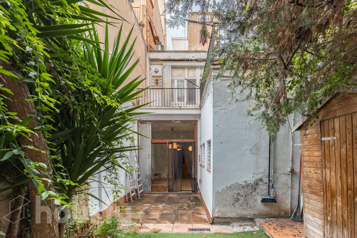 Housfy vende 🏡 casa con jardín en el Putxet i el Farró. Ubicada en una de las zonas más codiciadas, tranquilas y con mayor encanto de Barcelona, en el límite entre el bohemio barrio de Gràcia y la elegancia residencial de El Putxet, se encuentra esta singular propiedad unifamiliar construida en 1936. Una joya arquitectónica con carácter propio, ideal para quienes buscan el lujo de vivir en una casa independiente con espacios exteriores privados en pleno corazón de la ciudad. Distribución y espacios La vivienda cuenta con 172 m² construidos (verificados con la Dirección General de Catastro) distribuidos en varias plantas, ofreciendo una excelente versatilidad de reforma para adaptarla a tus necesidades: Planta Baja (75 m² + 90 m² de jardín): Amplio espacio principal con acceso directo a un extraordinario jardín privado de 90 m², un verdadero oasis urbano perfecto para crear zonas de chill-out, comedor exterior o zona ajardinada. Planta Primera (58 m² + 16 m² de terraza): Espacio ideal para dormitorios o zona de noche, con salida a una disfrutable terraza soleada de 16 m². Planta Segunda (49 m² de terraza solárium + Torreón): Gran terraza superior con vistas despejadas y acceso a un pequeño torreón independiente, un elemento arquitectónico único ideal como estudio, zona de lectura o mirador. Entorno, servicios y comunicaciones Ubicada en la intersección estratégica entre Vallcarca i els Penitents / El Putxet y la parte alta de Gràcia, la zona destaca por combinar la vida de barrio tradicional con la máxima tranquilidad residencial. Transporte y comunicaciones: Excelente conexión con el centro de la ciudad y las salidas de Barcelona. A pocos minutos a pie de las estaciones de metro Vallcarca (L3) y Lesseps (L3), así como de la estación de FGC El Putxet (L7). Múltiples líneas de autobús urbano (H6, V17, 22, 27) y rápido acceso en coche a la Ronda de Dalt. Servicios y equipamientos: Rodeada de comercios de proximidad, mercados tradicionales (Mercat de Lesseps), supermercados y una amplia oferta gastronómica. Próxima a prestigiosos centros educativos (públicos, concertados e internacionales) y centros sanitarios de primer nivel. Zonas verdes y cultura: A un paseo del emblemático Park Güell, el Parc del Putxet y las icónicas plazas de Gràcia. Oportunidad única de proyecto Una propiedad de 1936 con esta superficie exterior es un producto escaso y altamente demandado en Barcelona. Representa una oportunidad extraordinaria para desarrollar un proyecto de reforma integral respetando el encanto de la época o creando una residencia de diseño contemporáneo. ¿Quieres coordinar una visita o recibir más información? Contacta con nosotros sin compromiso. Aviso legal El precio de venta no incluye gastos de la compraventa como notaría, registro, impuestos, ni tampoco honorarios agencia. Esta publicación no es vinculante. Consulta siempre la nota simple con Housfy antes de formalizar la compraventa. Sobre nosotros Housfy es la plataforma integral de servicios inmobiliarios. Nuestra combinación de expertos y tecnología pone al alcance de todo el mundo servicios cómodos, claros y seguros. AICAT número: 7922. Nos encargamos de la gestión y asesoramiento de la compra. ¡Olvídate de todo! Hacemos los trámites por ti. Y, si además necesitas financiación, ponemos a tu disposición un bróker hipotecario para ayudarte a conseguir las mejores condiciones para tu perfil económico. ¿Quieres visitarla? Contacta con Housfy y agenda tu visita sin compromiso. Más información en: housfy.com En cumplimiento de la Ley 8/2026 en Cataluña, el certificado de presencia o ausencia de amianto se encuentra en proceso de tramitación.-4